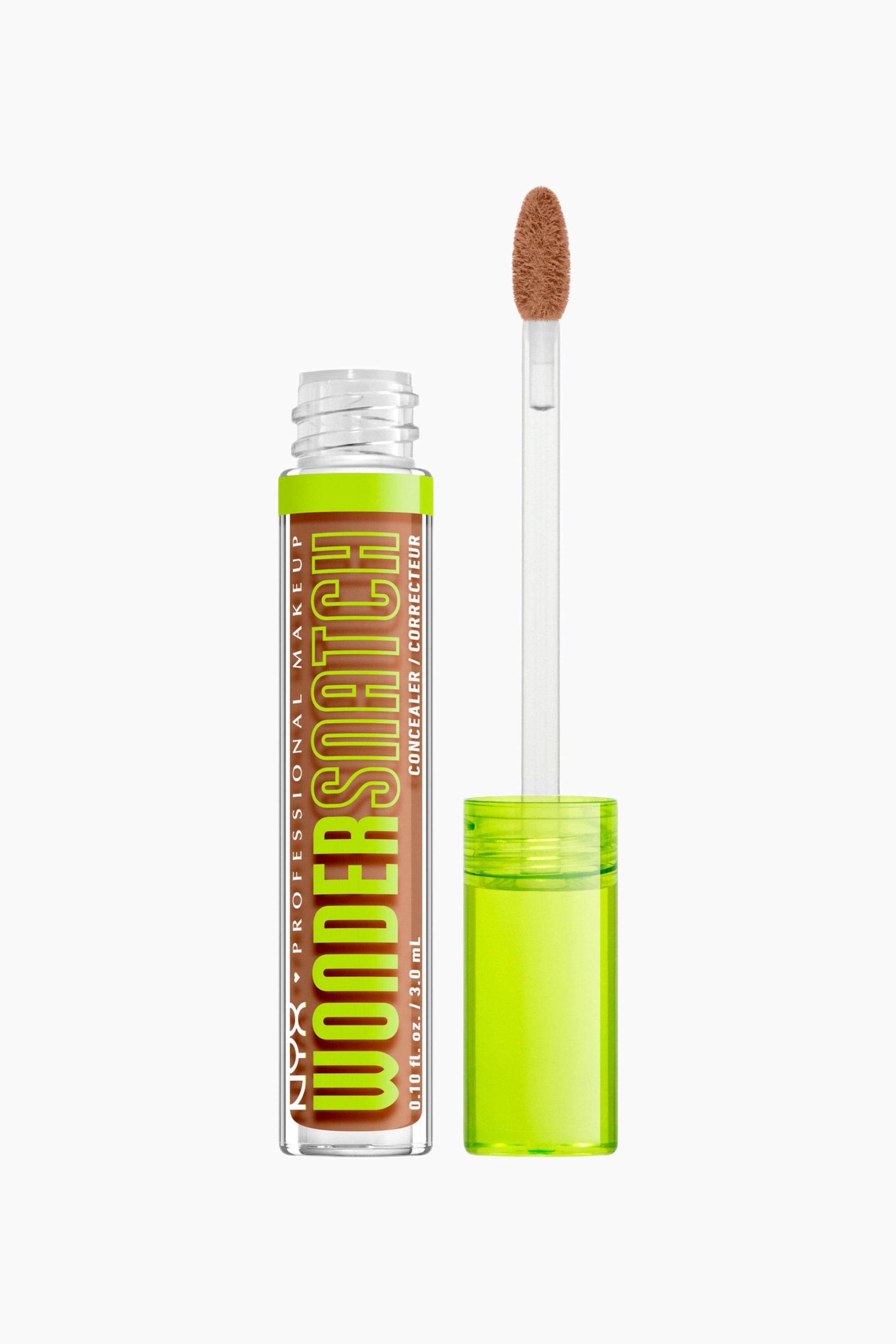 Näytä suurempi kuva: NYX WONDERSNATCH Concealer / Correcteur on kuvattu eteenpäin, sen kirkas pullo on täynnä ruskeaa nestettä ja siinä on neonvihreä etiketti. Kirkas applikaattorisauva, jossa on ruskea pehmeä kärki, nousee ylöspäin avoimen pullon vieressä, ja irrotettu neonvihreä korkki on sen vieressä.