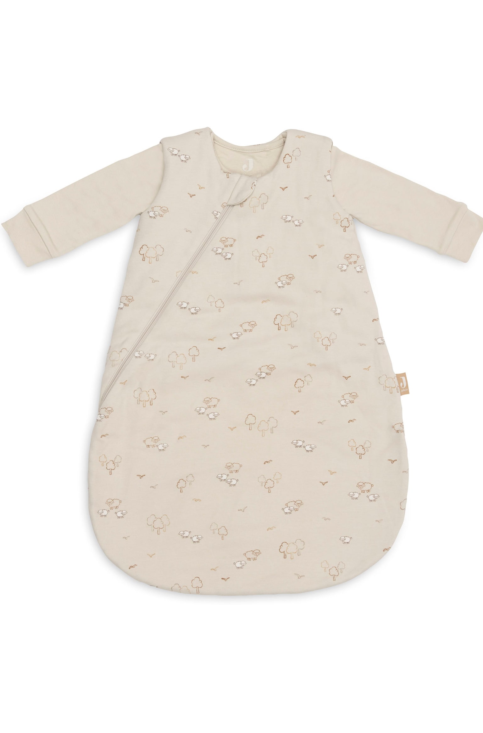 Een lichtbeige babyslaapzak wordt getoond in een flat-lay, frontaal aanzicht, met lange mouwen met geribde boorden en een afgeronde zakvormige onderzijde. Het ontwerp toont een all-over patroon van kleine schaapjes, bomen en vogels, met een diagonale ritssluiting die van de kraag langs de linkerzijde naar beneden loopt.
