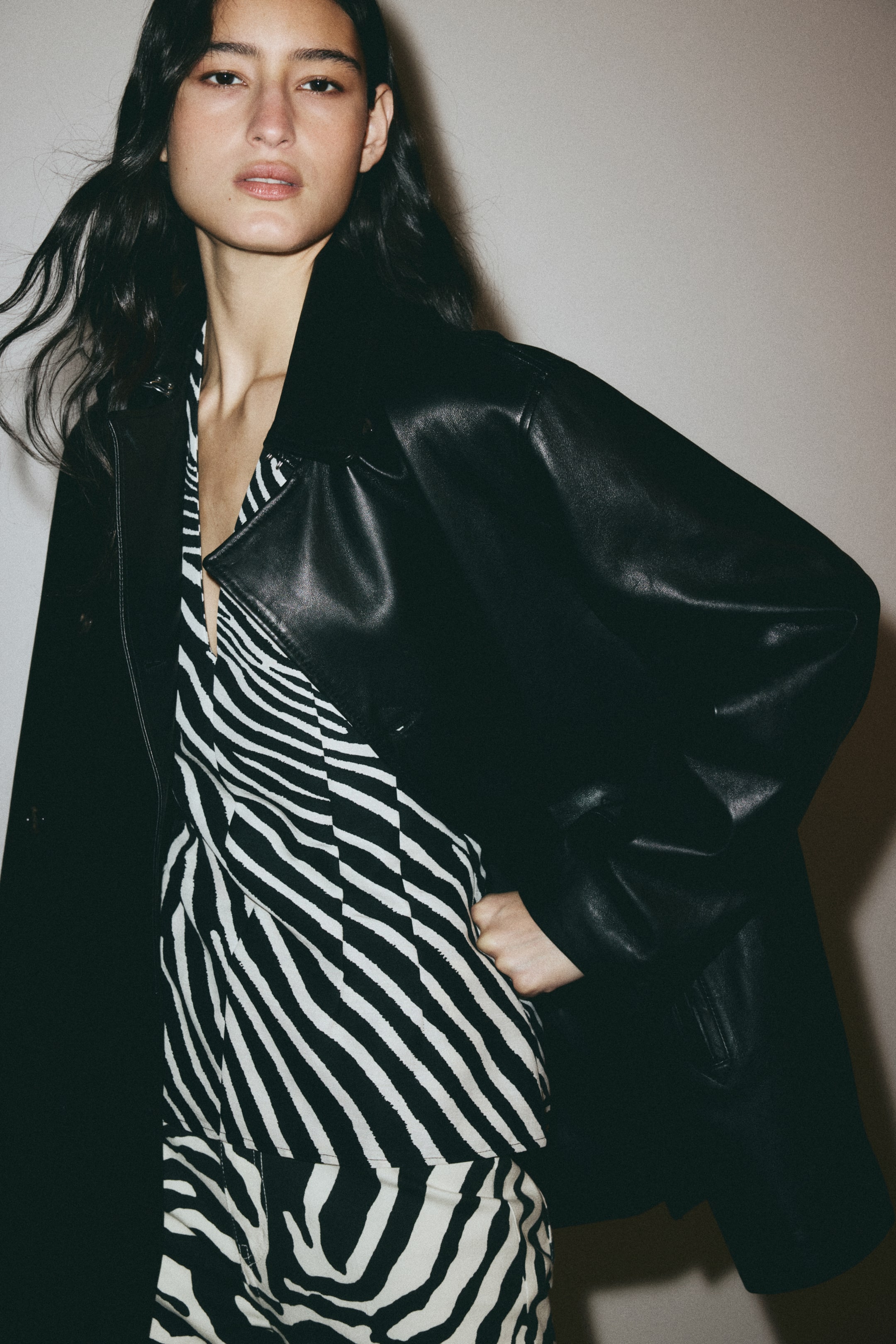 Vezi imaginea mai mare: Top cu decolteu în V - Black/Zebra print - FEMEI | H&M RO 1