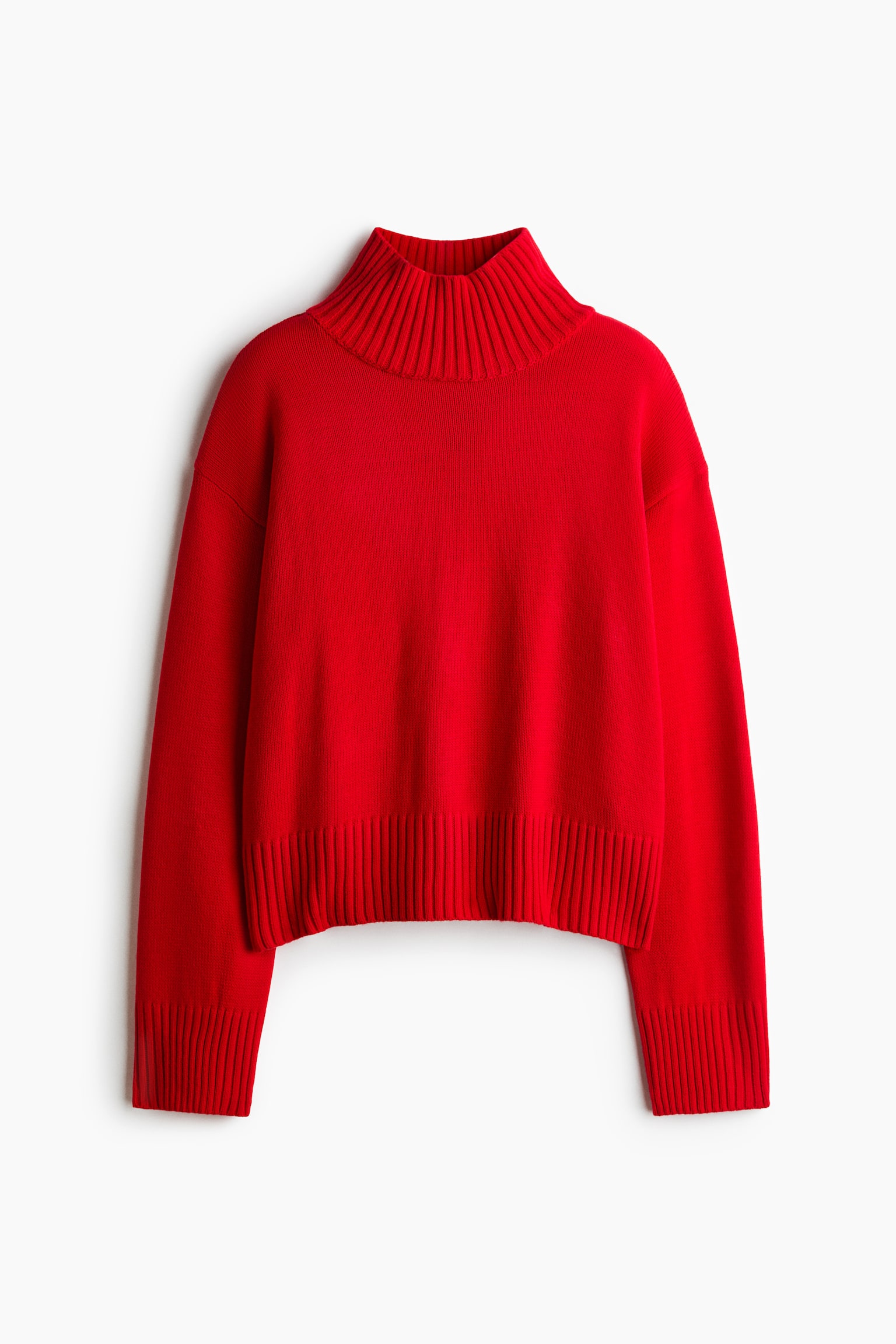 Un maglione rosso lavorato a maglia Ã¨ mostrato frontalmente, con collo alto a coste stile mock neck, spalle scese e maniche lunghe con ampi polsini a coste. Il capo presenta una silhouette rilassata, leggermente corta, con un orlo ampio a coste abbinato.