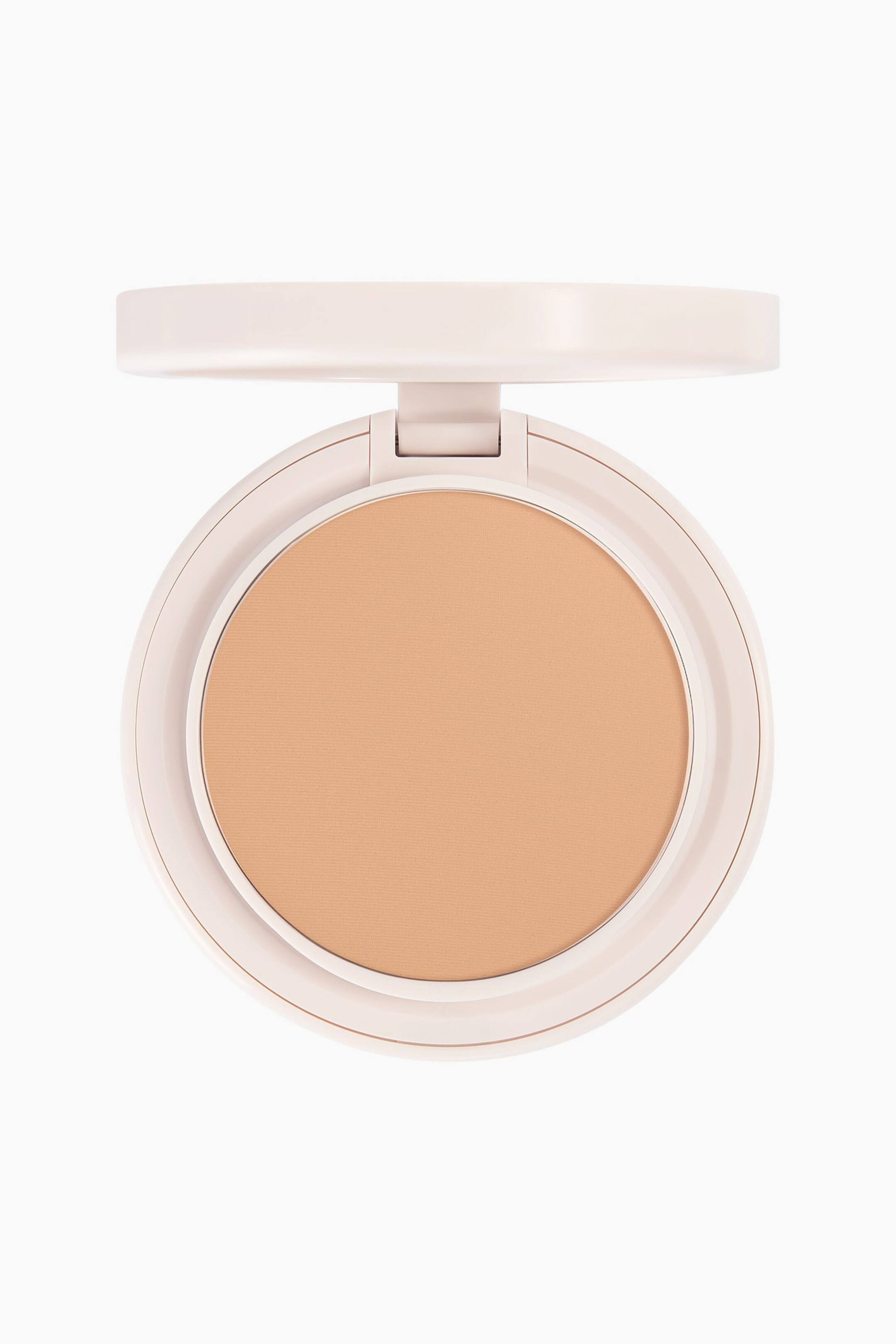 Se større billede: Natural Blur Powder Foundation vises i en åben, rund, lyserød kompakt, der vender direkte fremad. Kompakten viser en glat, cirkulær pudderpande med varm beige presset pudder.