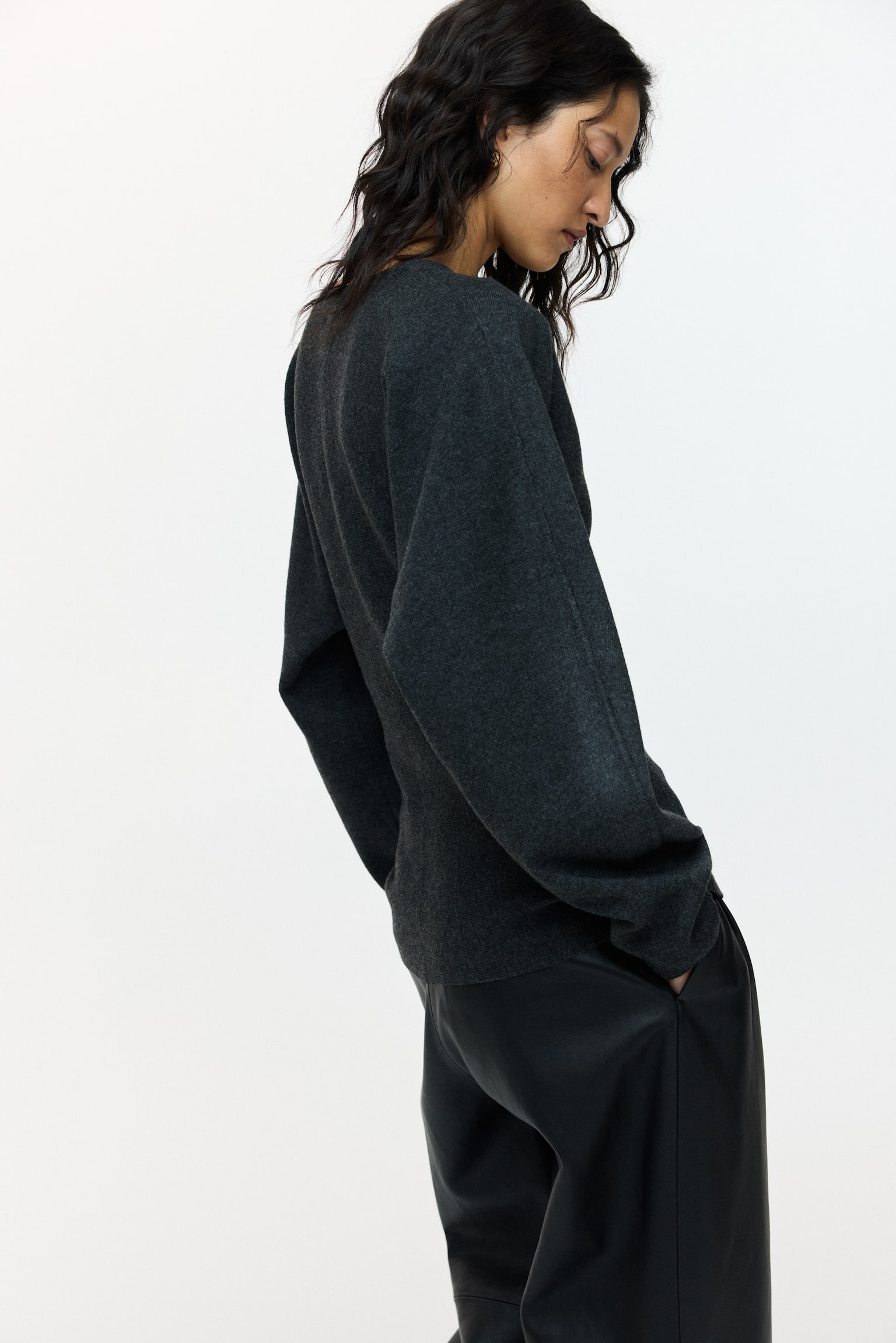 חולצת סריג עם צווארון וי - אפור כהה/בז' בהיר - 6