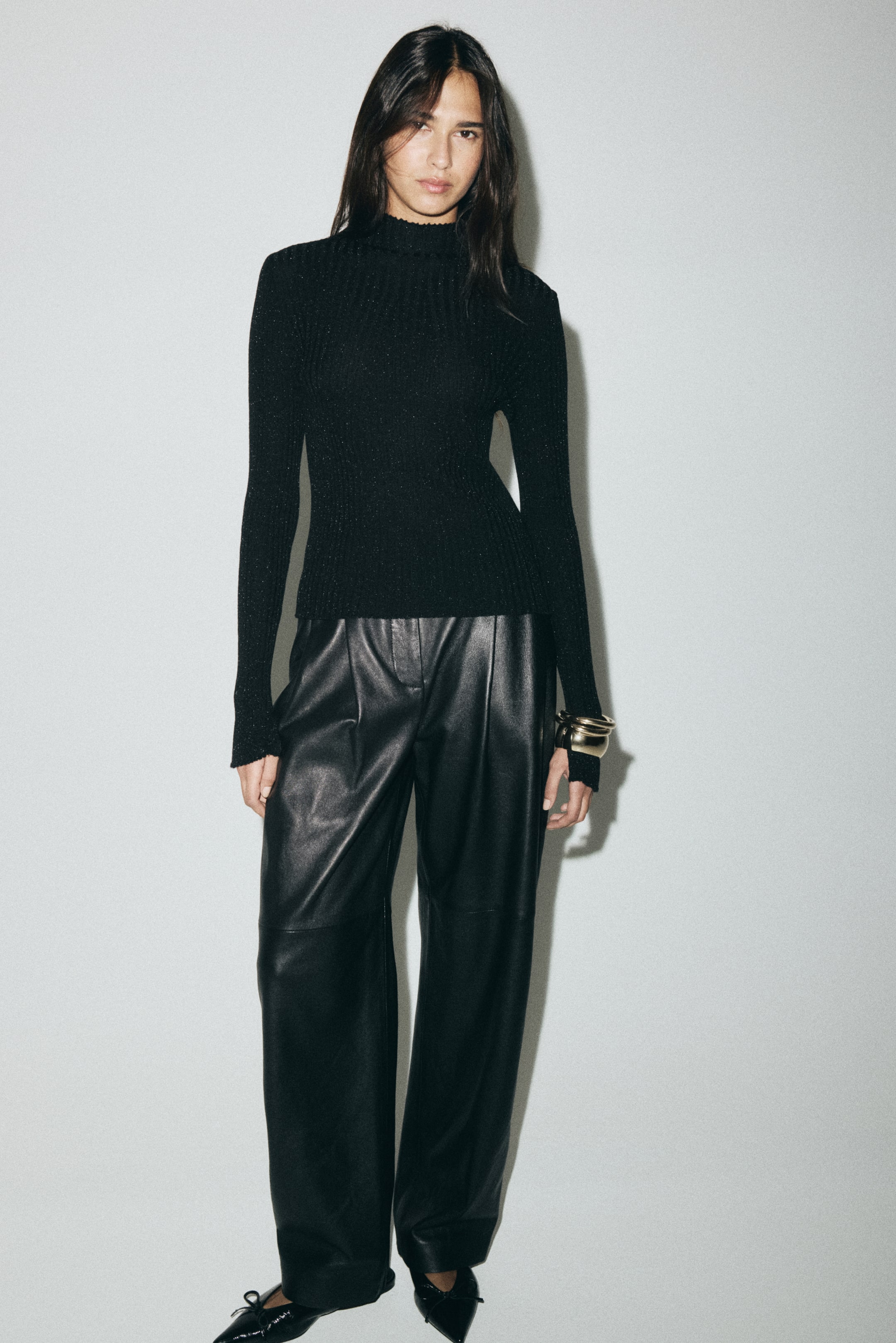 Προβολή μεγαλύτερης εικόνας: Μπλούζα με χρυσοκλωστή και χαμηλό λαιμό ζιβάγκο - Black - Ladies | H&M GR 2