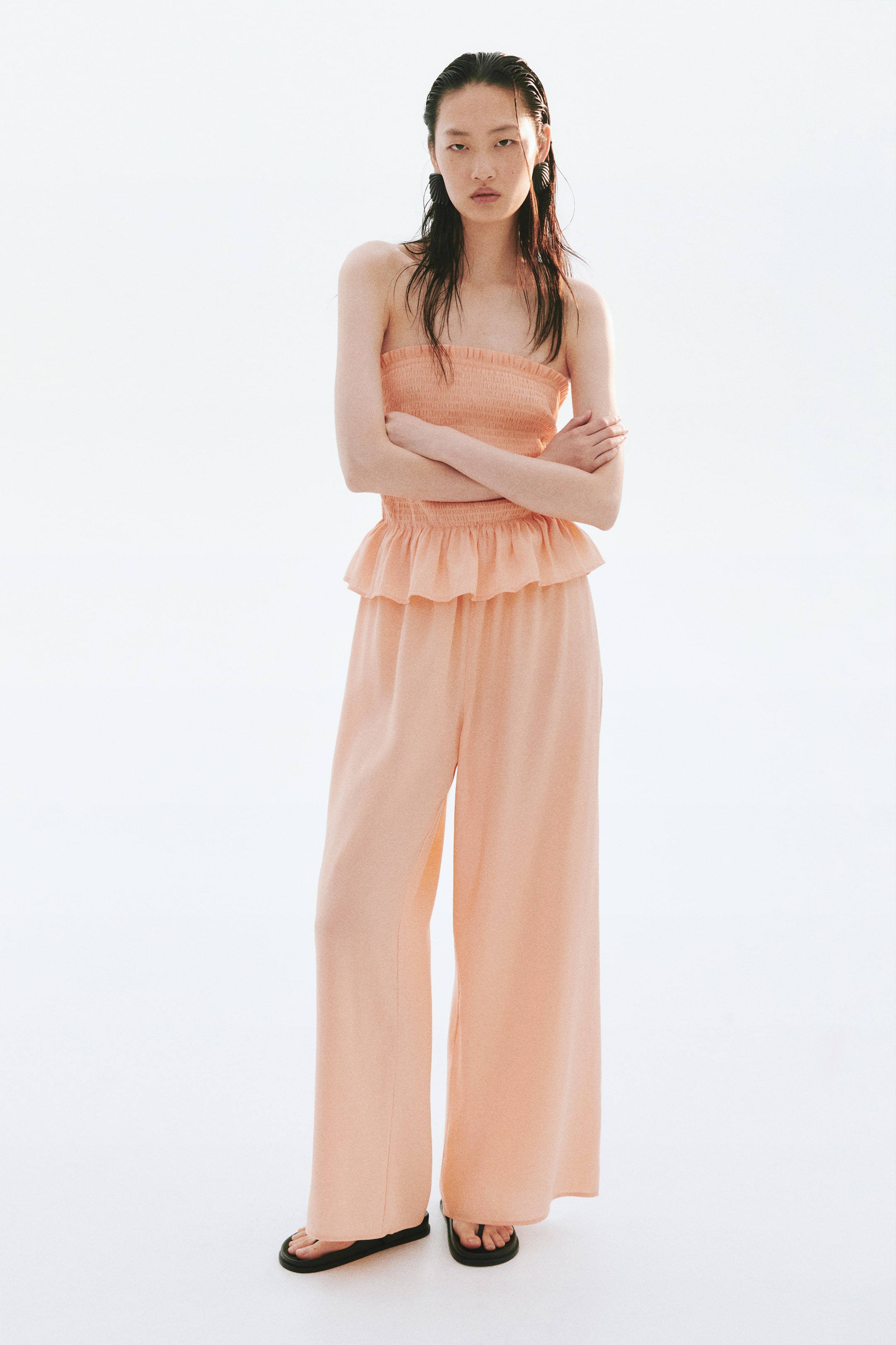 Женские комбинезоны H&M Smocked Bandeau Jumpsuit — фото 6