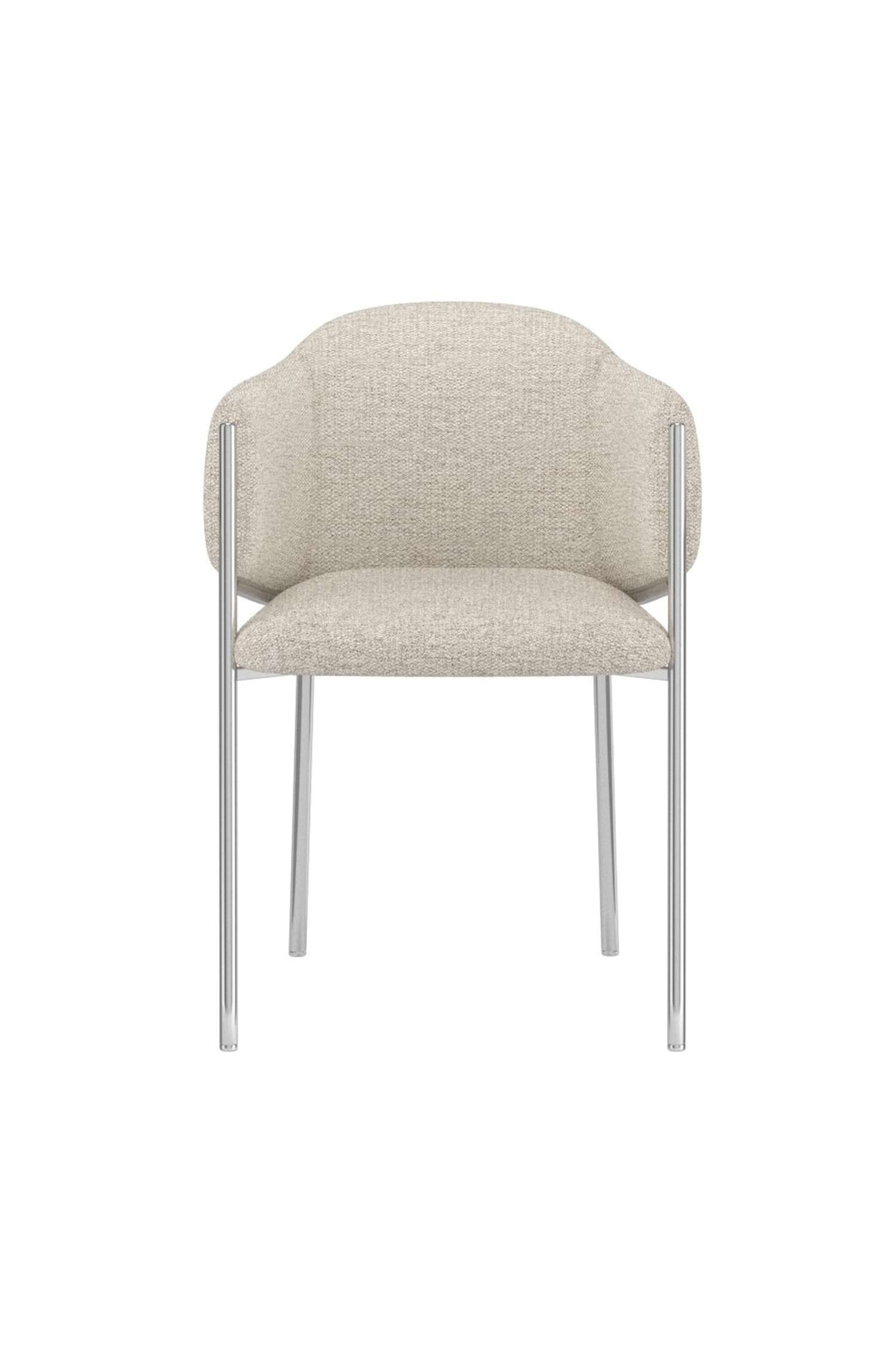 Dos sillas de comedor modernas estÃ¡n colocadas una junto a la otra, mostrando una tapicerÃ­a de tela texturizada de color beige claro en sus respaldos redondeados envolventes y asientos acolchados. Las sillas se apoyan sobre finas estructuras metÃ¡licas de cromo pulido; la silla de la izquierda estÃ¡ orientada hacia delante y la de la derecha aparece ligeramente inclinada hacia un lado, sosteniendo sobre su asiento un jarrÃ³n de cerÃ¡mica oscura con follaje verde.