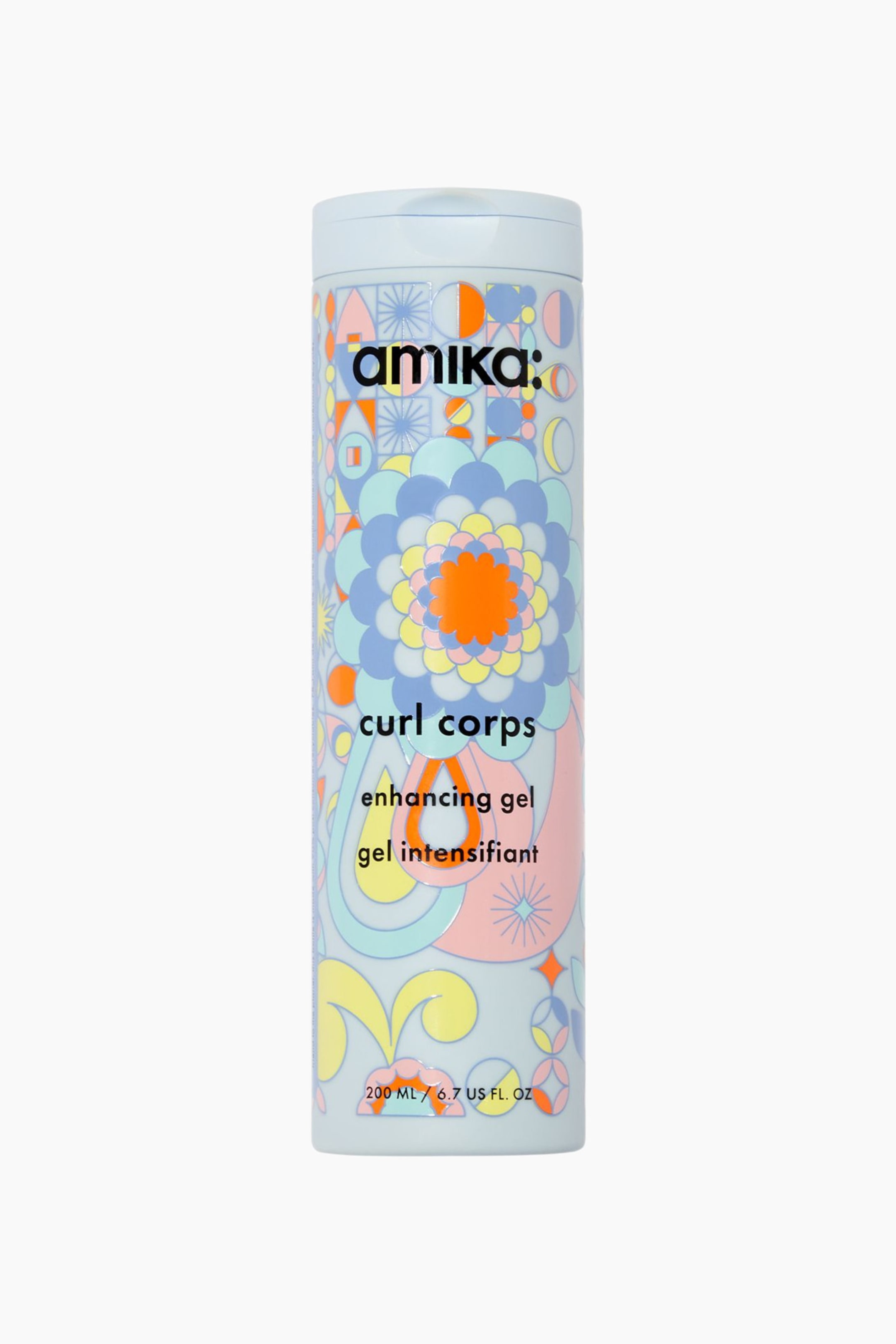Se større billede: Dette frontvendte billede viser amika Curl Corps Enhancing Gel i en lyseblå, cylindrisk flaske med matchende flip-top-låg. Flasken er udsmykket med farverige illustrationer i retrostil af stiliserede blomster, paisleymønstre og geometriske former i nuancer af blå, orange, gul og pink.