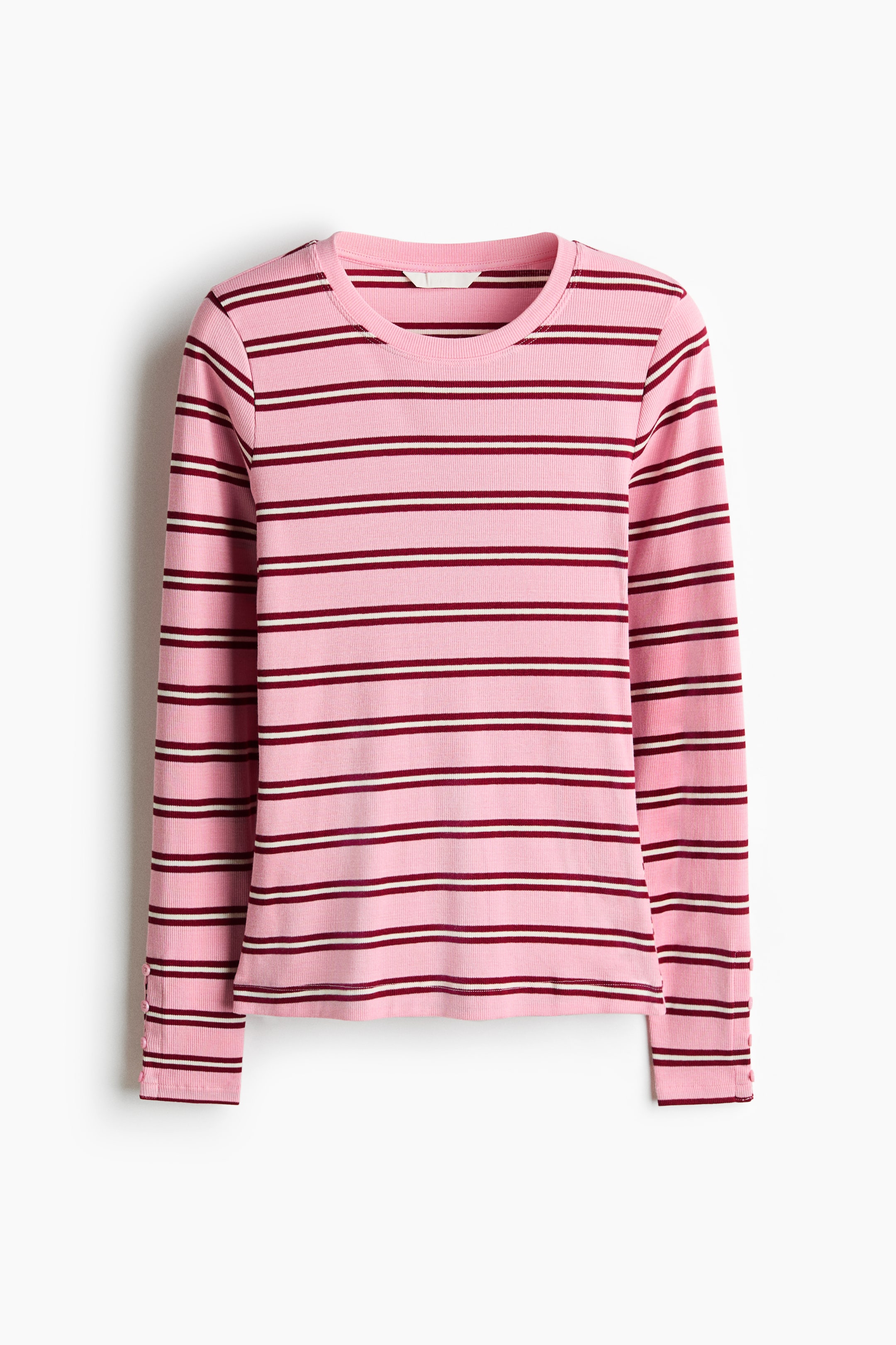 Ver imagem maior: Blusa rosa canelada de manga comprida apresentada de frente, com riscas horizontais bordô e riscas brancas finas por toda a peça. Apresenta gola redonda e detalhe de botões no punho esquerdo.