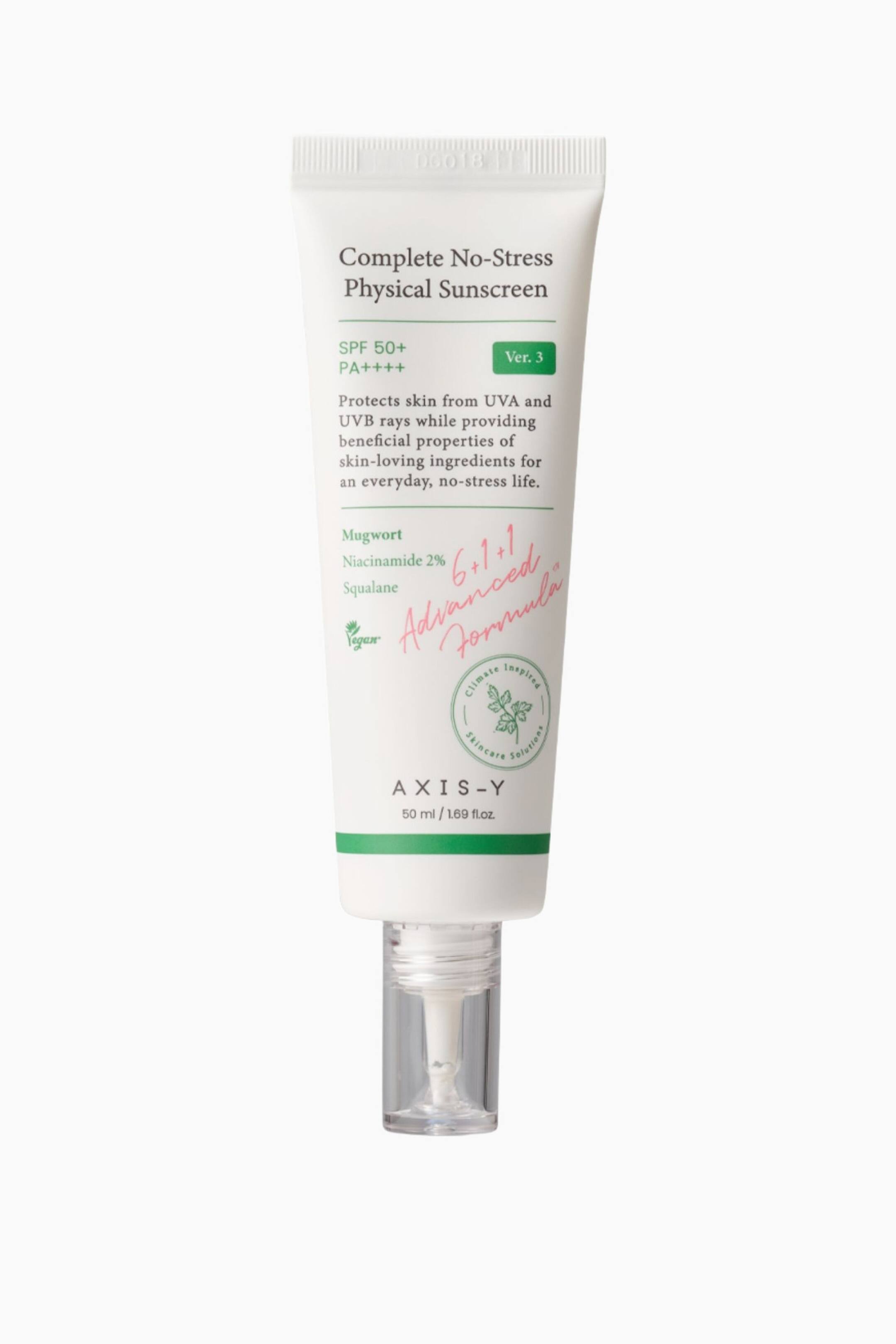 Visa större bild: En vit solskyddstub står upprätt och visar sin framsidesetikett samt en tydlig pumpdispenser vid basen. Etiketten visar ”AXIS-Y Complete No-Stress Physical Sunscreen”, ”SPF 50+ PA++++” och ”Ver. 3” tillsammans med annan produktinformation i svart och grön text.