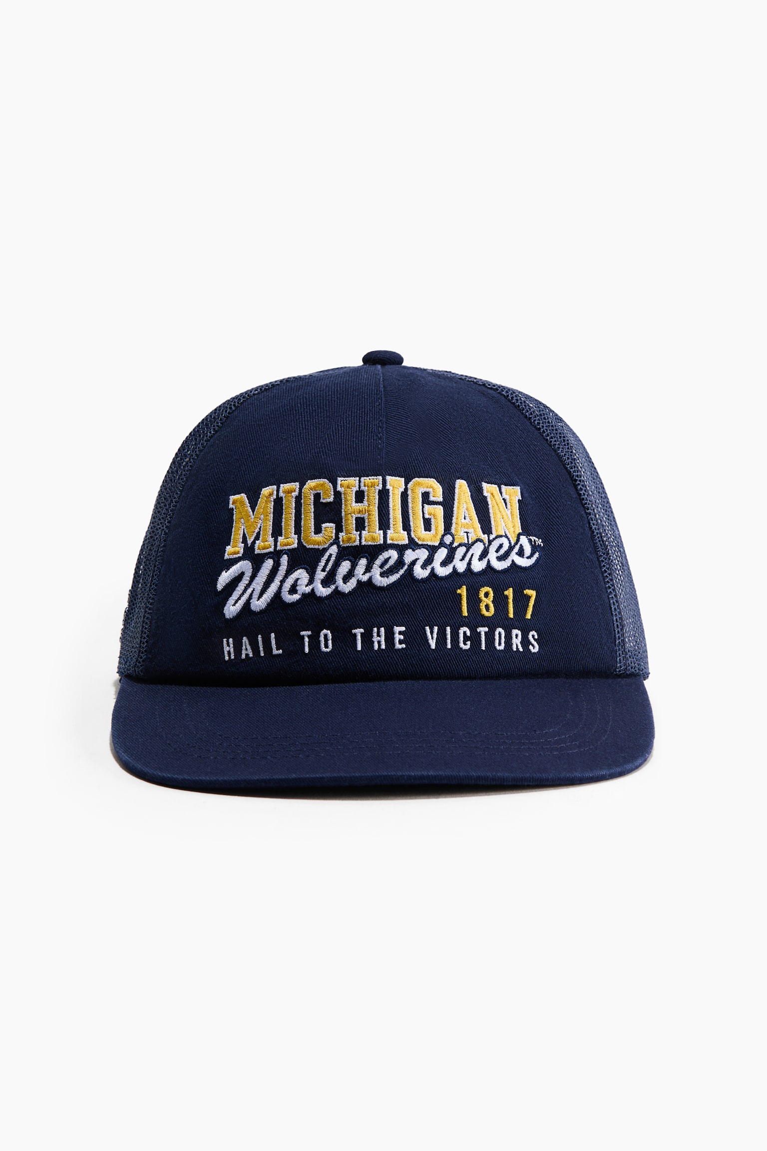 Eine marineblaue Trucker-Cap ist frontal ausgerichtet und verfÃ¼gt Ã¼ber ein solides Frontpanel, einen flachen Schirm und ein passendes Mesh-RÃ¼ckenteil. Auf dem Frontpanel sind gestickte SchriftzÃ¼ge zu sehen: "MICHIGAN" in gelben Blockbuchstaben, "Wolverines" in weiÃer Schreibschrift, "1817" in Gelb und "HAIL TO THE VICTORS" in WeiÃ.