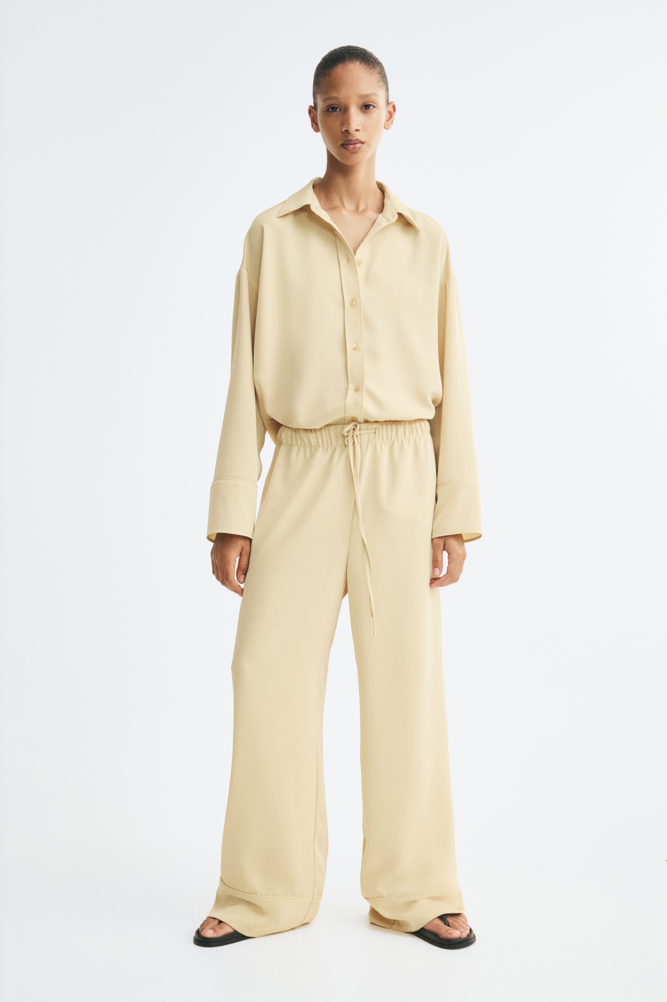 Wide drawstring trousersModel