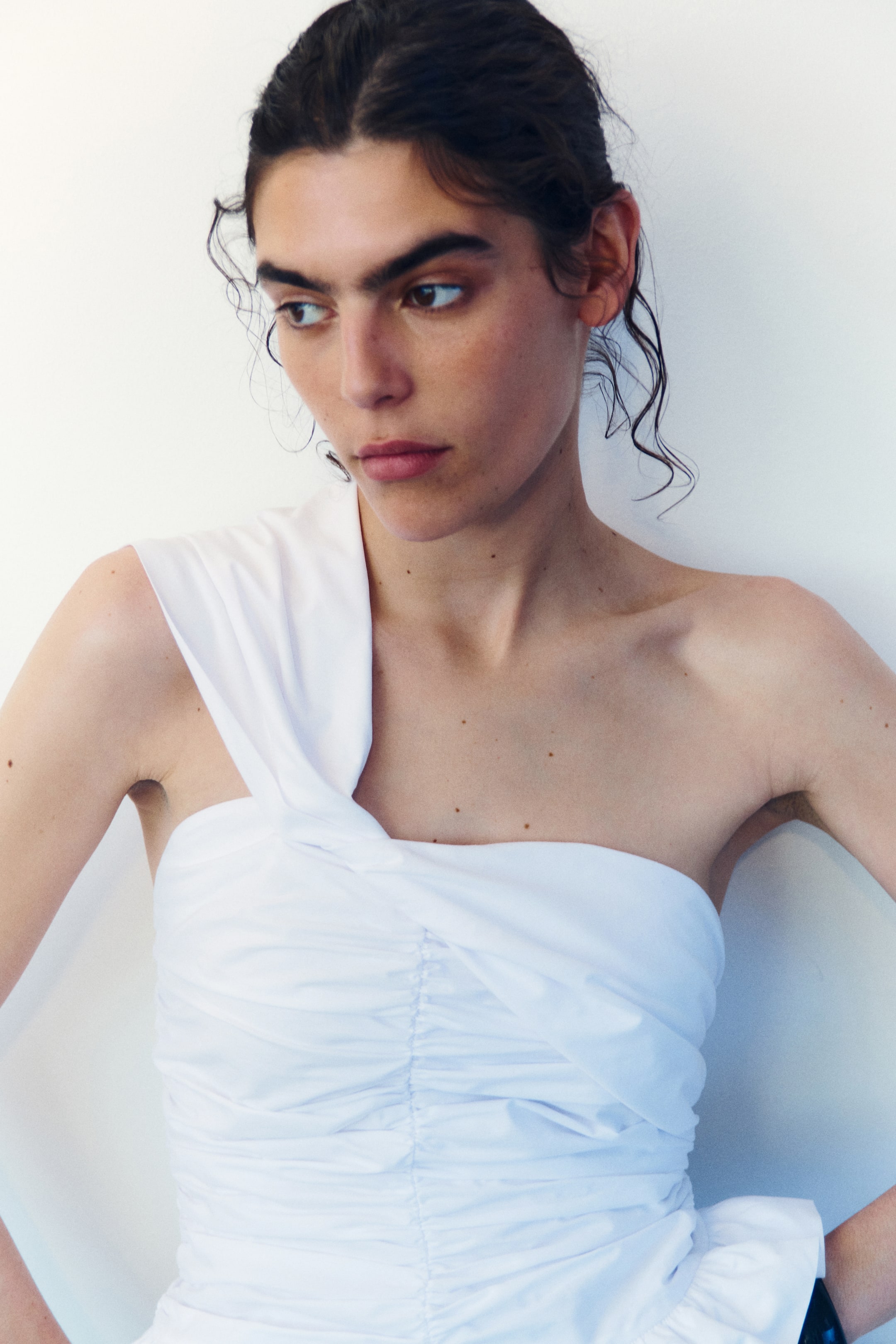 Haut asymétrique avec détail torsadé