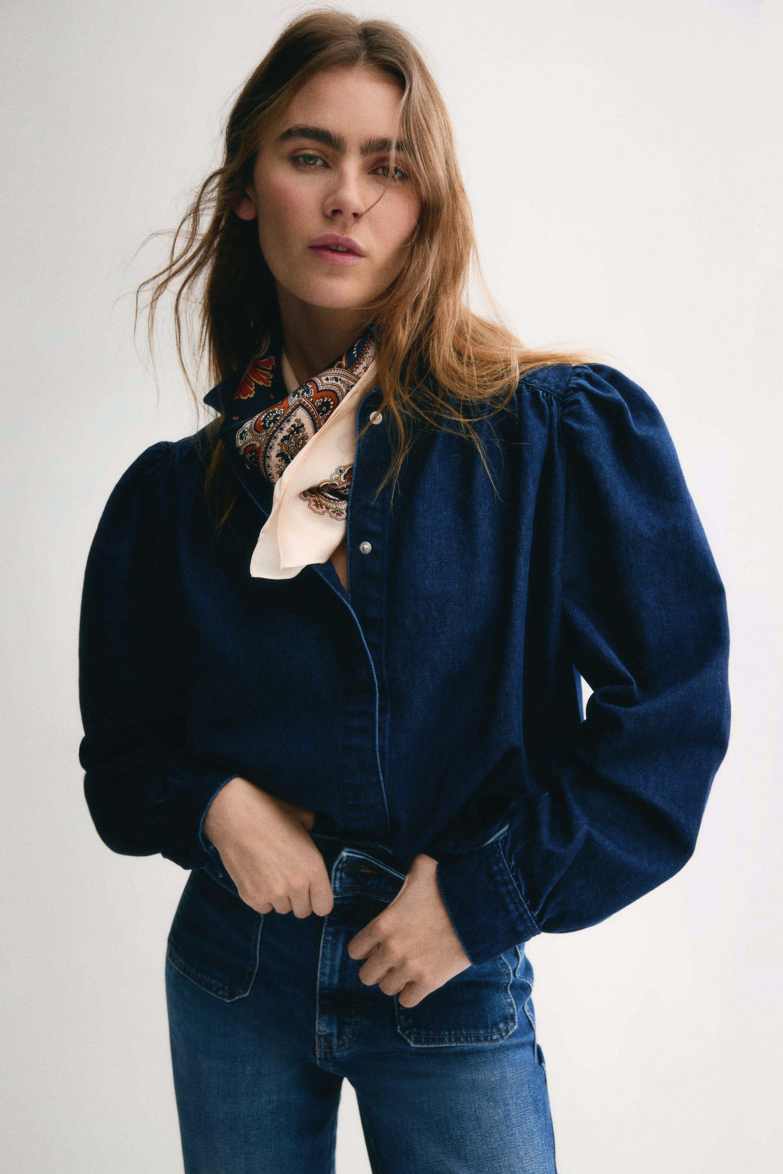 プリントシルクスカーフ - ライトベージュ/ペイズリーパターン/ネイビーブルー/ノット - 4