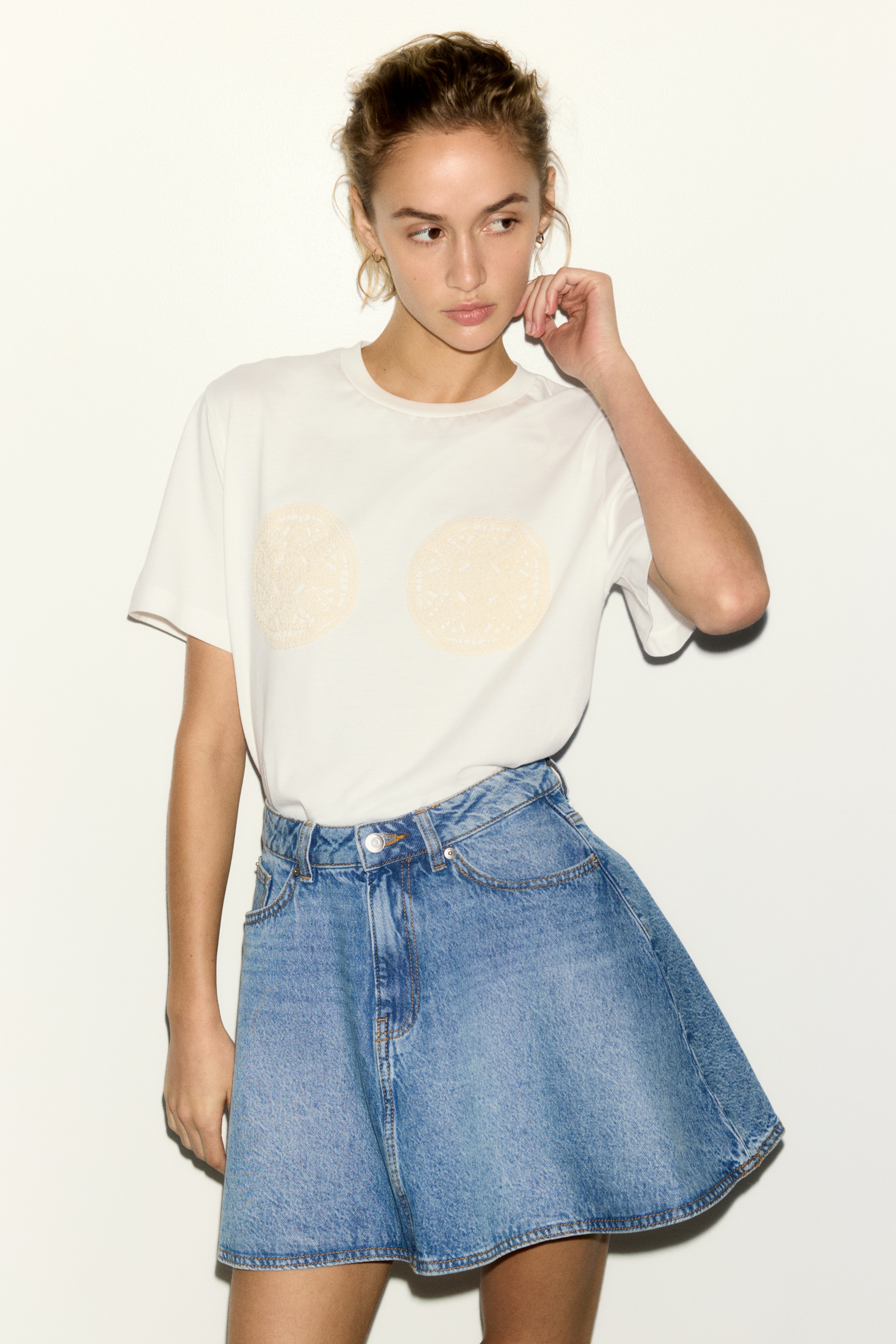 TRICOU CU MOTIVE BRODATE