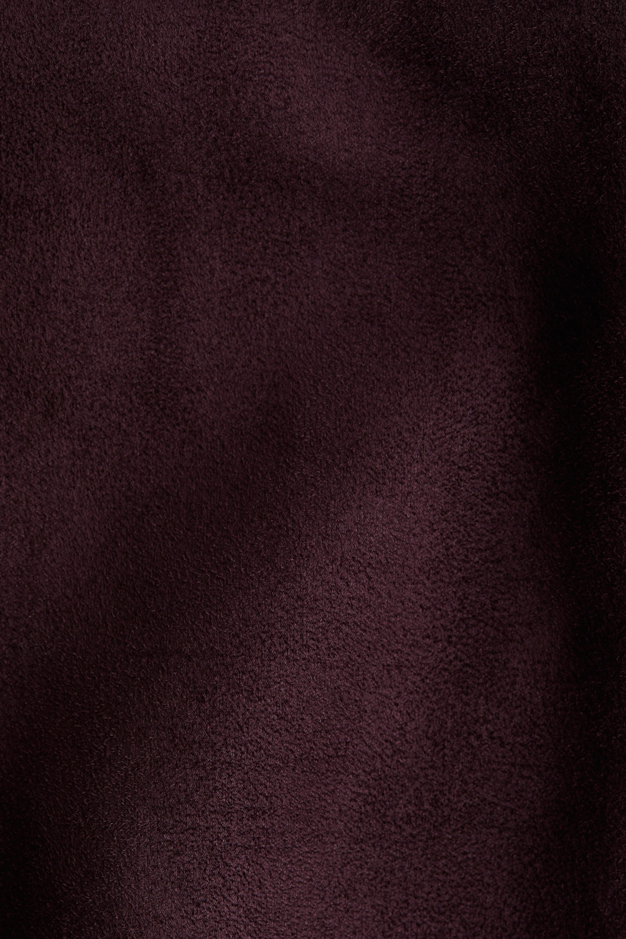 Vezi imaginea mai mare: Produsul este un material textil țesut de culoare burgundy închis, având un finisaj moale și catifelat. Suprafața sa pufoasă prezintă variații subtile de ton datorită luminii.