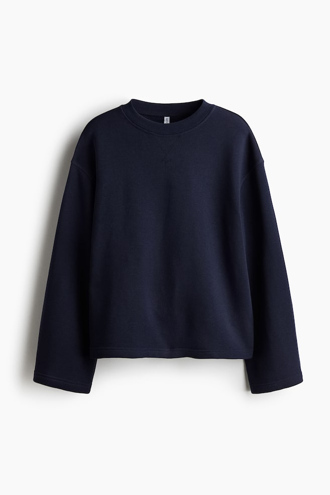 Ein dunkelblaues Sweatshirt ist von vorne zu sehen und verfügt über einen gerippten Rundhalsausschnitt mit einem V-Stich-Detail unter dem Kragen. Es zeigt lange Ärmel mit einem sauberen, ungesäumten Saum und einem geraden unteren Saum. - 1