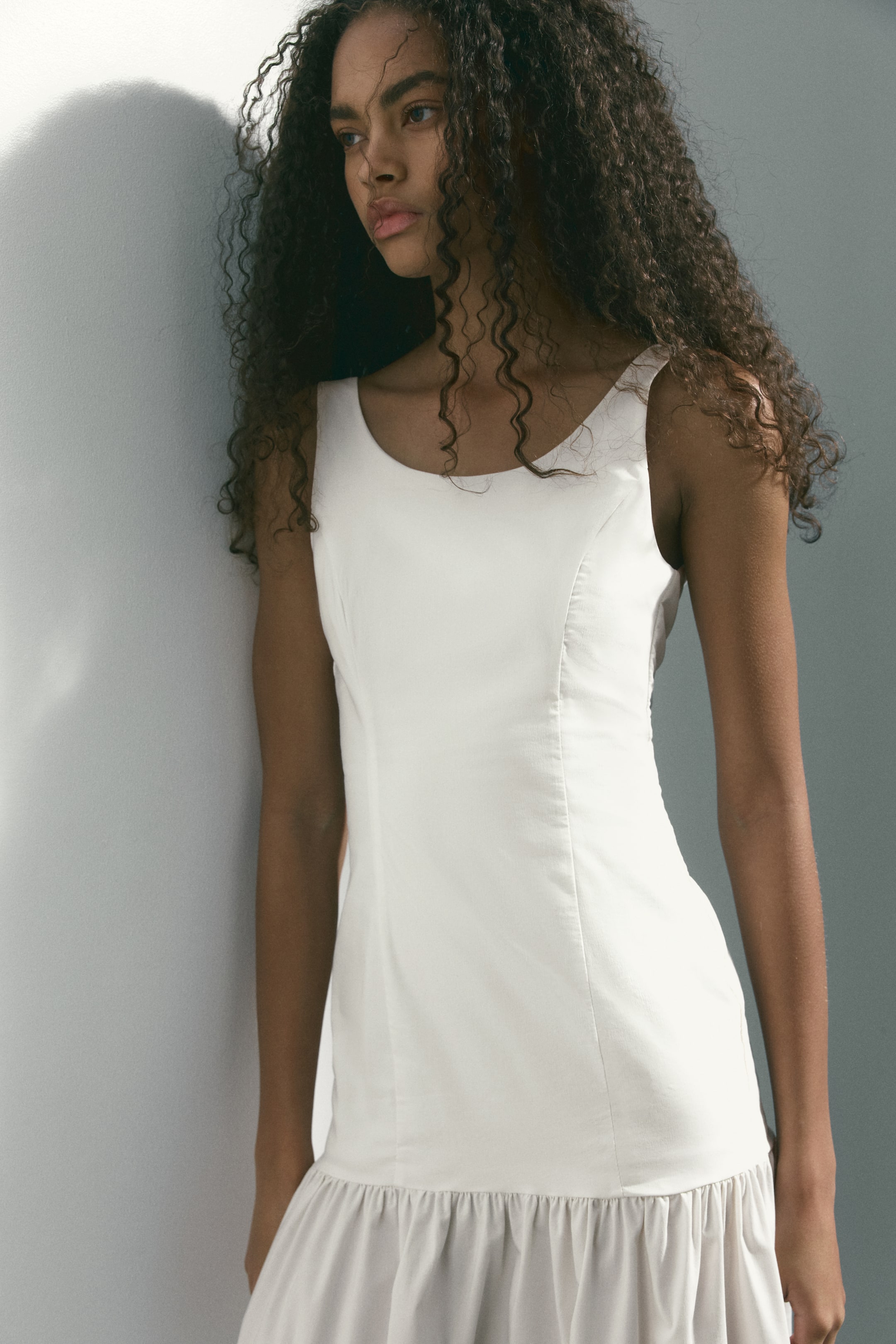 Женские платья H&M Flared-Skirt Low-Back Dress — фото 4