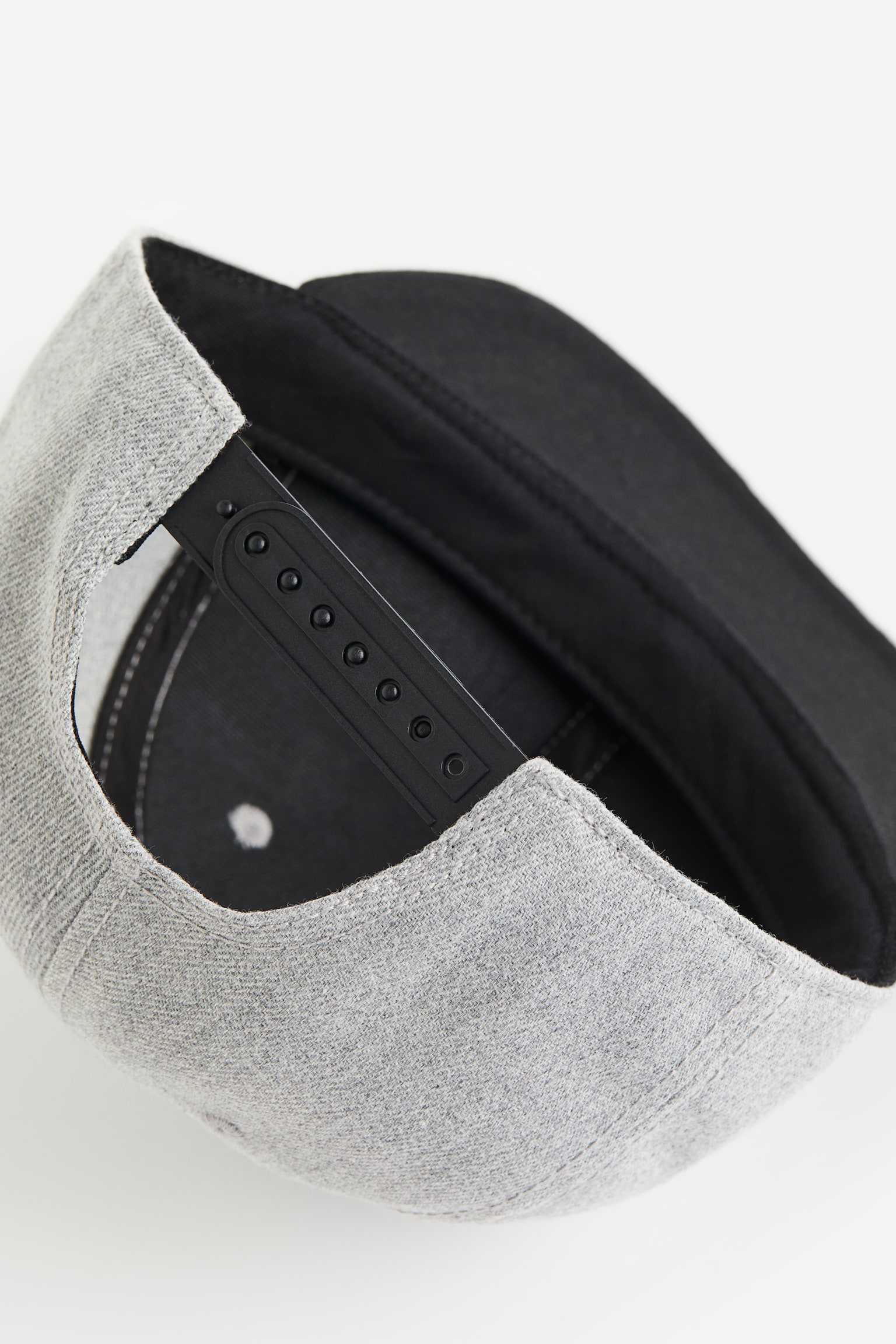 Appliquéd cap - Grey/Black - 2