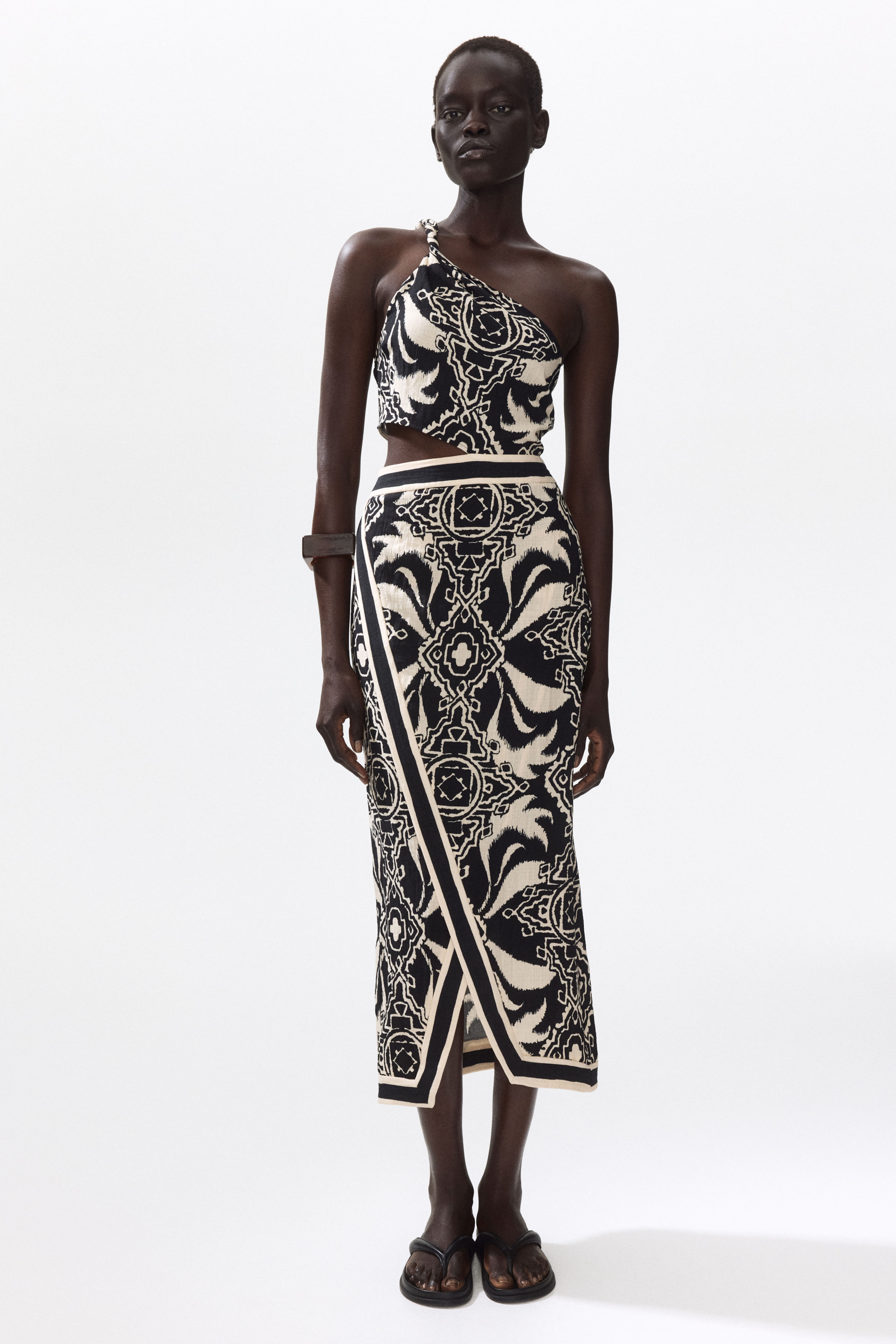 Robe asymétrique découpée