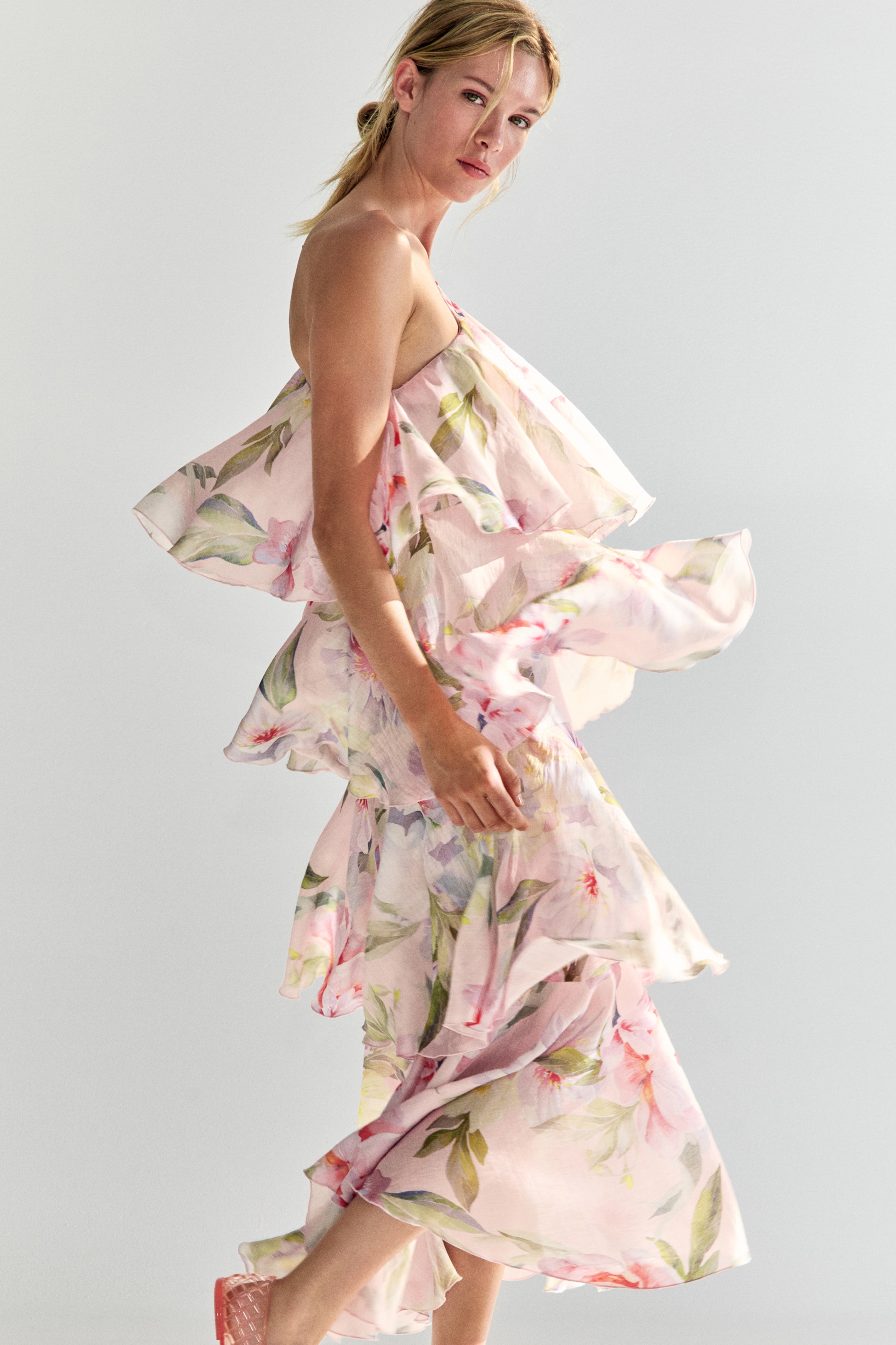 Kerrosteinen one shoulder -pellavasekoitemekko-Vaaleanroosa/Kukikas