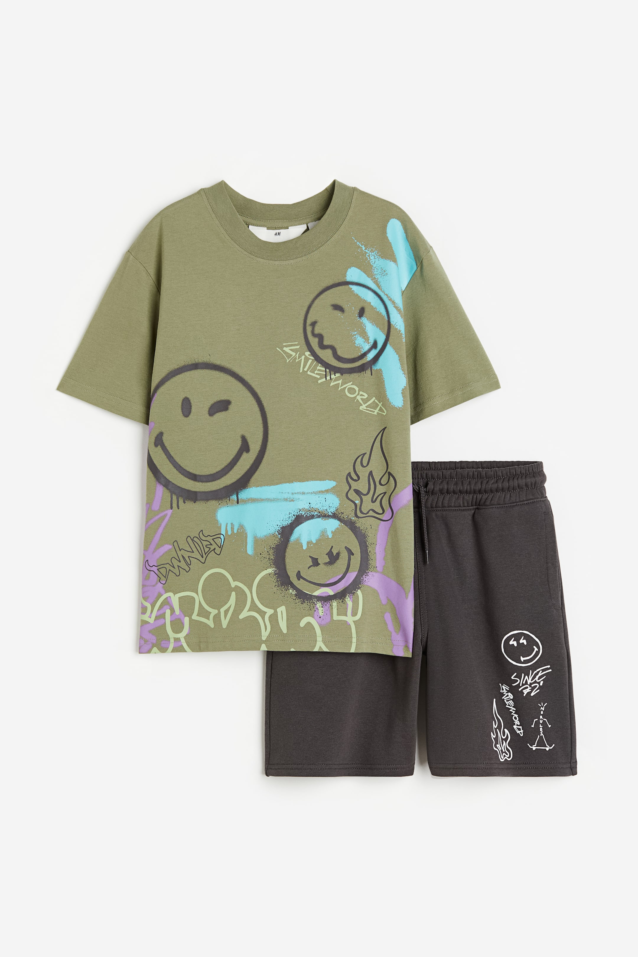 View larger image: 2-piece printed set - Khaki green/SmileyWorld® - Kids | H&M HK 1