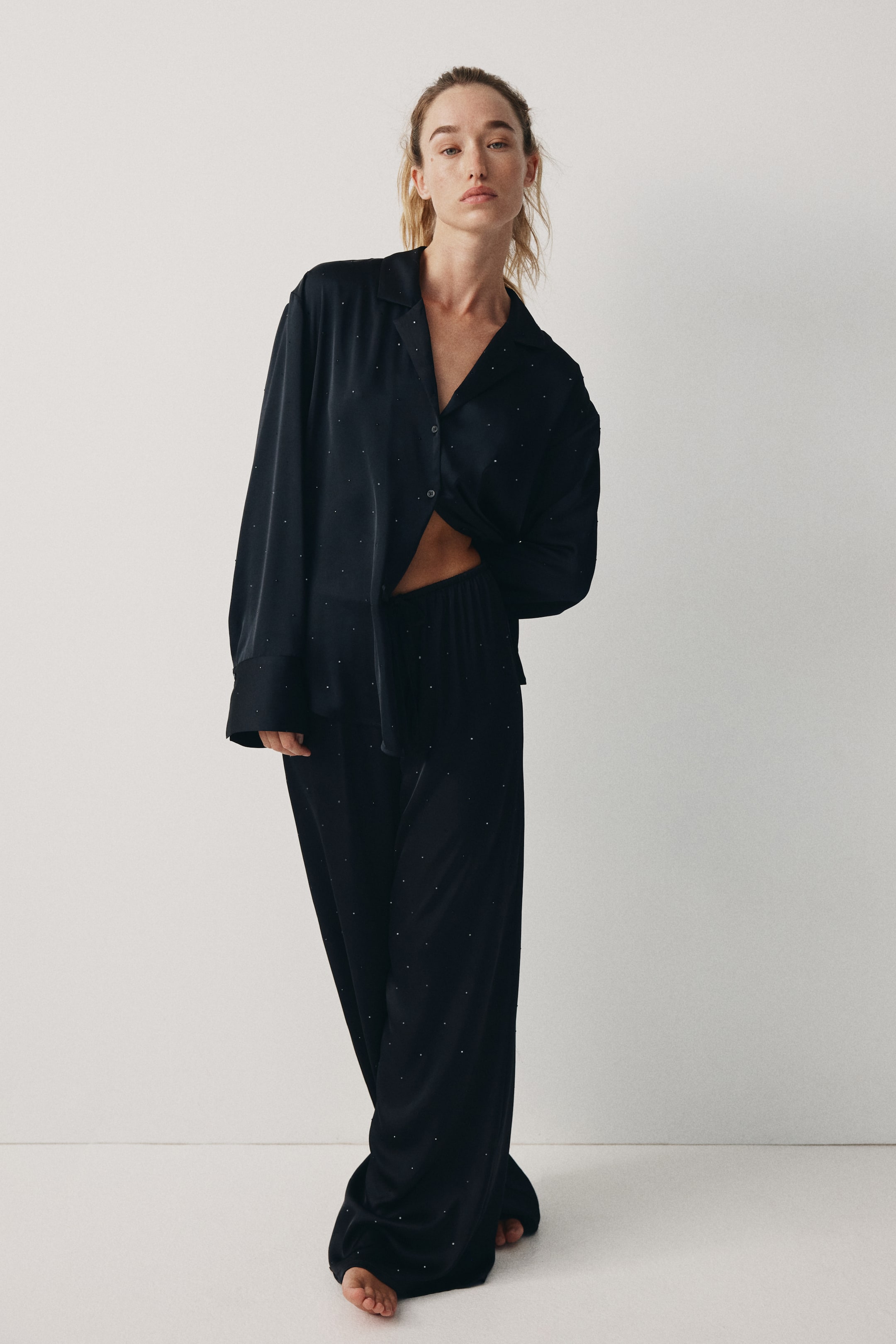 Ampliar la imagen: Pantalón de pijama en satín con decoraciones - Negro - Ladies | H&M MX 1