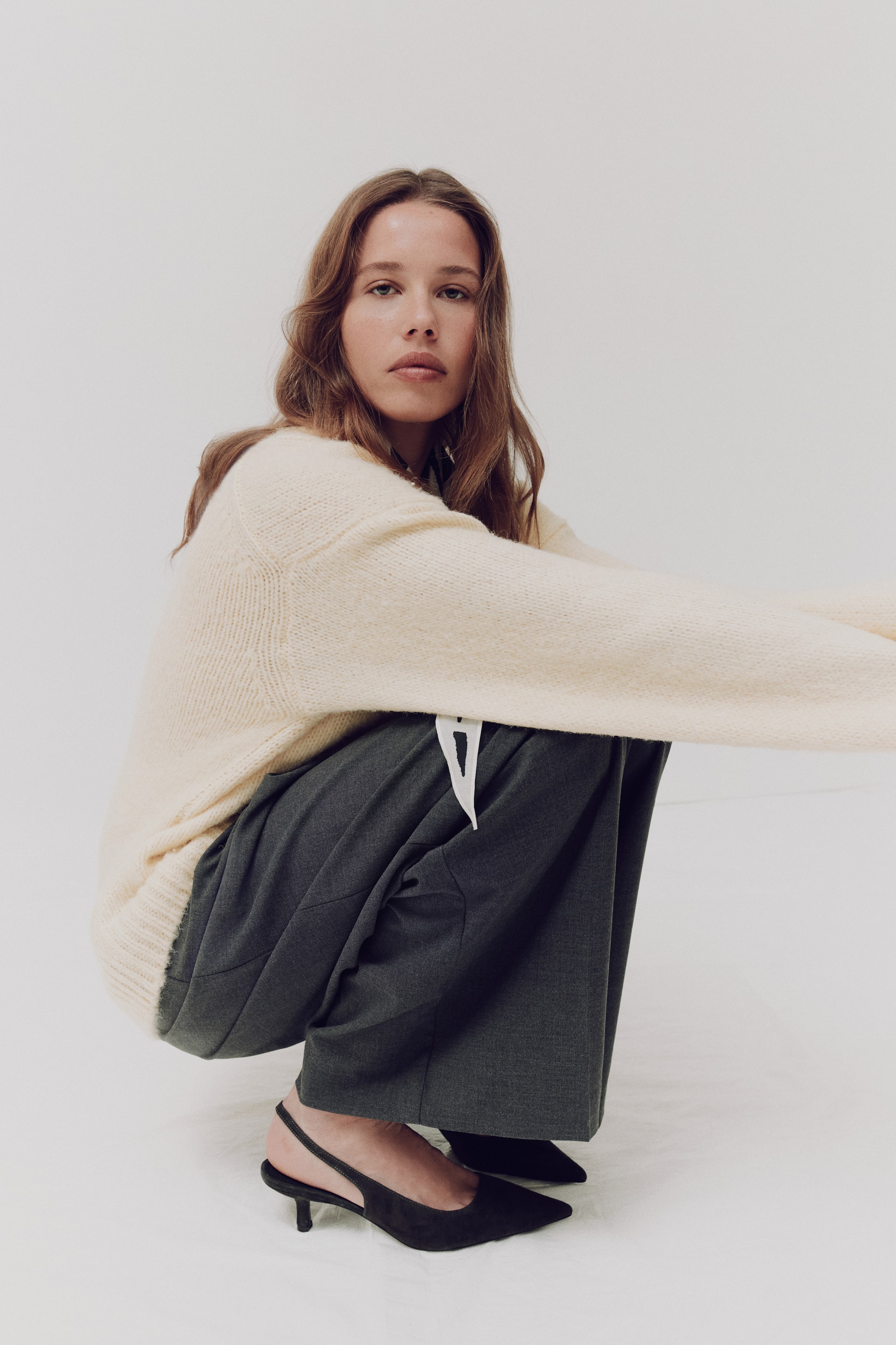 Größeres Bild ansehen: Spitze Slingpumps aus Veloursleder - Dunkles Khakigrün - Ladies | H&M DE 1