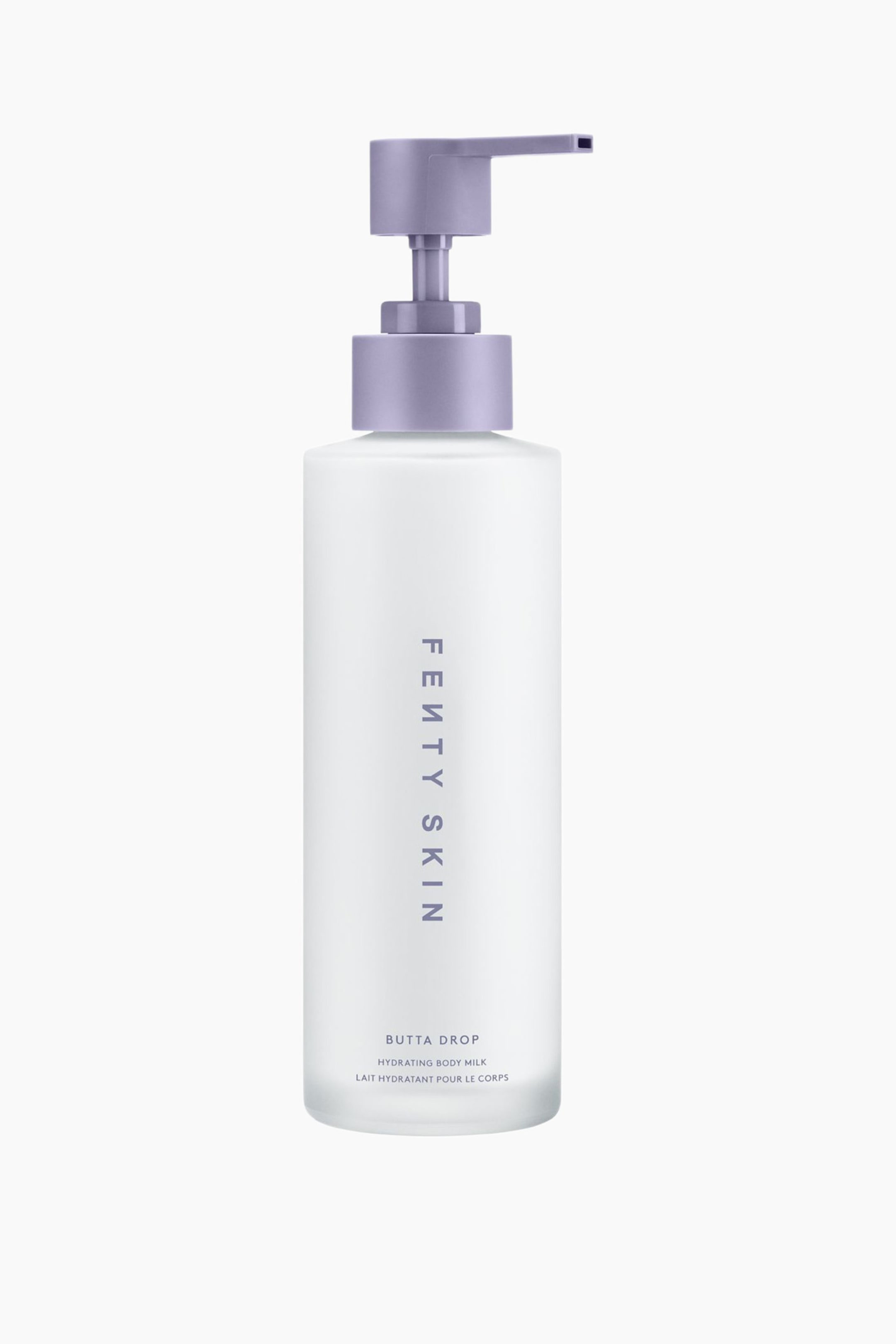 Visa större bild: Butta Drop Hydrating Body Milk står upprätt och har en halvtransparent frostad vit cylindrisk flaska med en lavendelfärgad pumpdispenser på toppen. Det vertikala varumärket ”FENTY SKIN” löper längs flaskans framsida i lavendelfärgad text, med ytterligare produktdetaljer placerade nära botten.