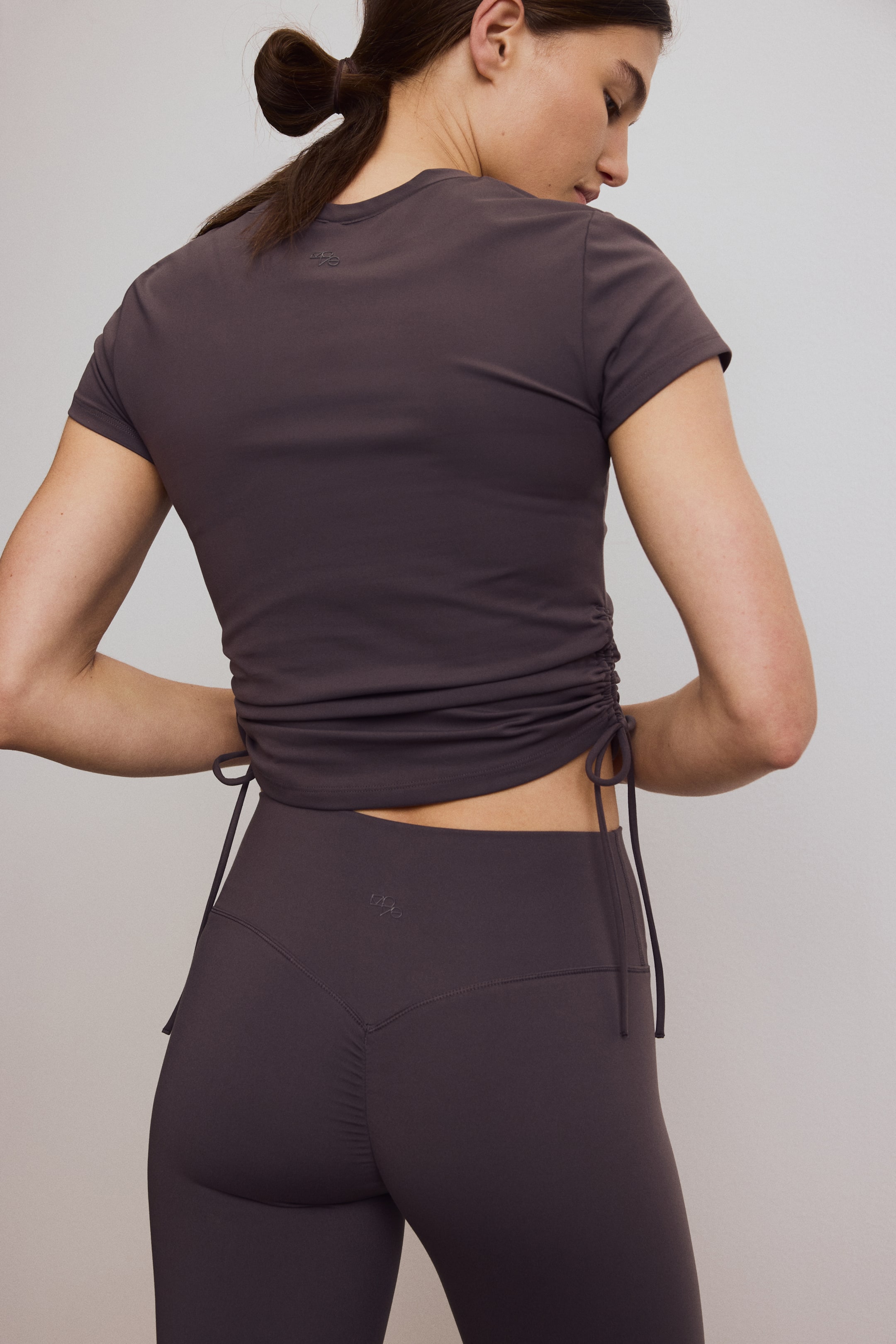 Zobacz większy obraz: Sportowe legginsy z marszczeniem - Truflowoszary - ONA | H&M PL 4