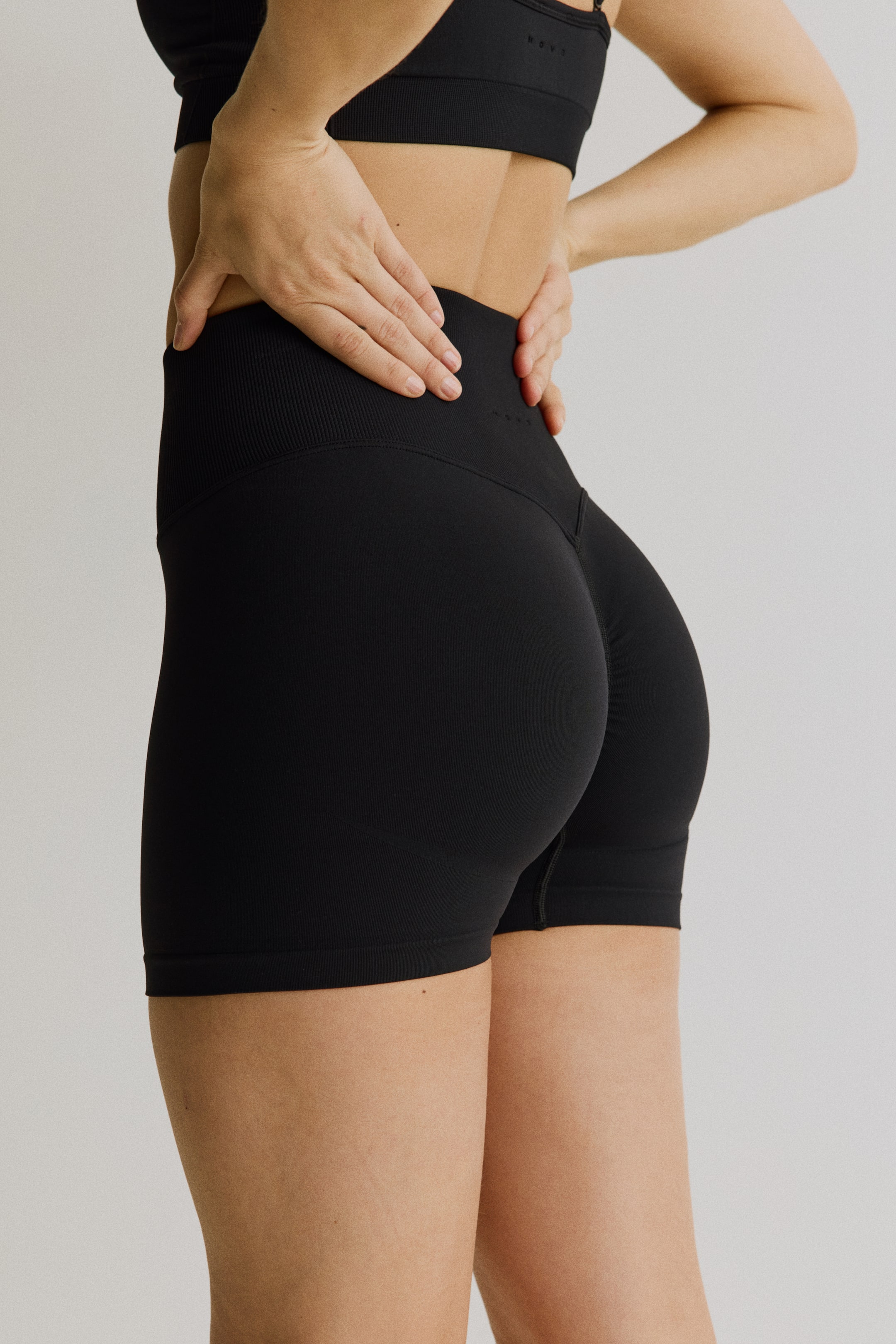 Женские брюки H&M Seamless Scrunch Hot Pants with DryMove™ — фото 3