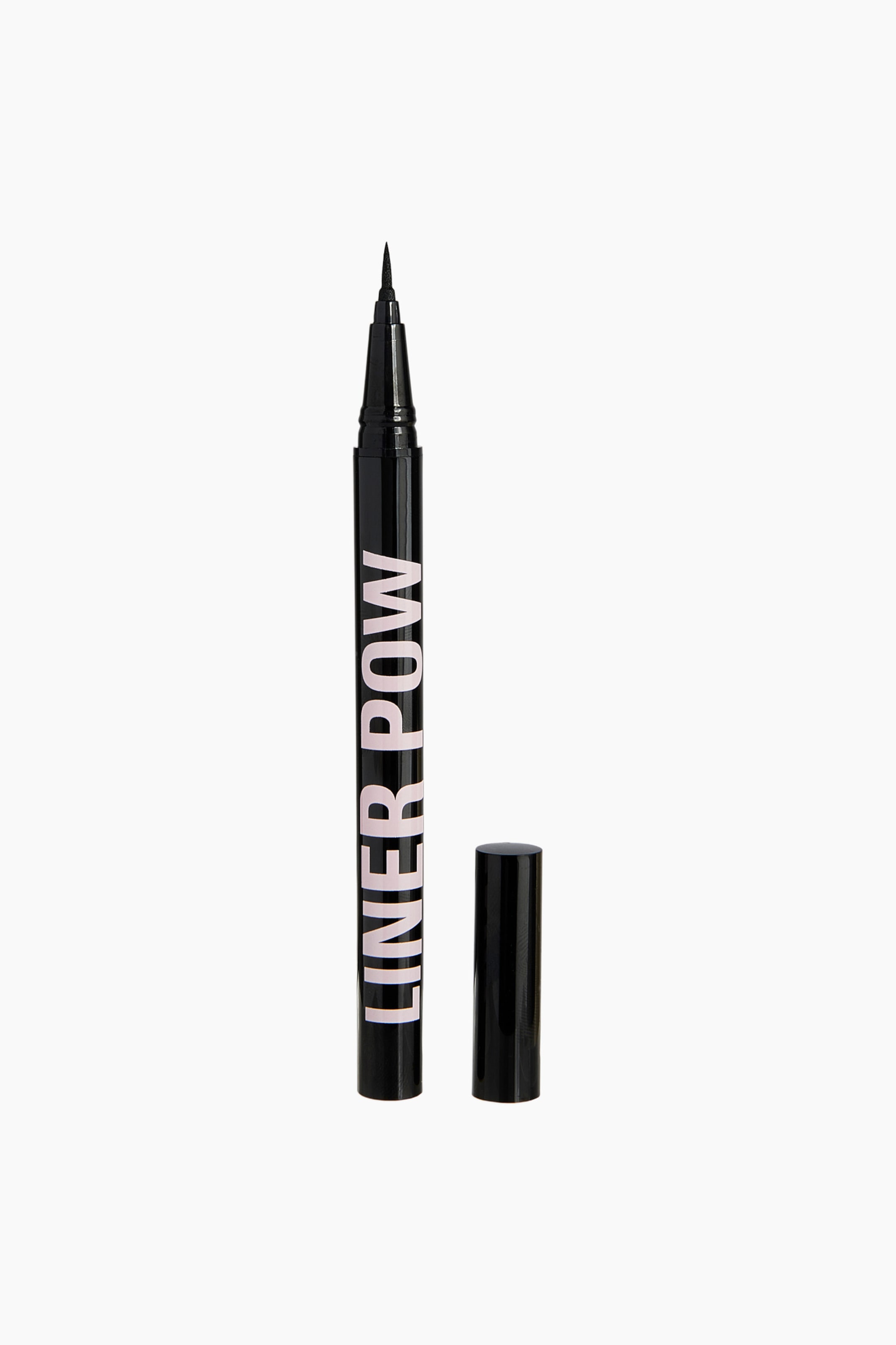 Größeres Bild ansehen: Ein glänzender schwarzer Liquid-Eyeliner-Stift steht aufrecht und zeigt oben seinen feinen Applikator; entlang der Seite sind die Worte „LINER POW“ in kräftiger pinkfarbener Schrift vertikal aufgedruckt. Eine separate passende schwarze Kappe steht aufrecht neben der Basis des Stifts.