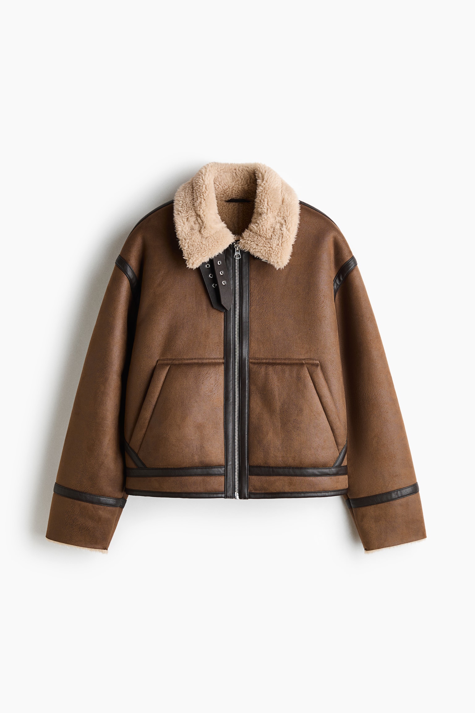 Eine braune Aviator-Jacke aus Shearling ist von vorne zu sehen und verfügt über einen markanten cremefarbenen Kunst-Shearling-Kragen sowie einen durchgehenden Frontreissverschluss. Das Design zeigt dunkelbraune Kunstleder-Besätze entlang der Nähte, des Reissverschlusses, des Saums und der Ãrmelabschlüsse sowie schräge Eingrifftaschen vorne und doppelte Kehlriemen-Details am Kragen.