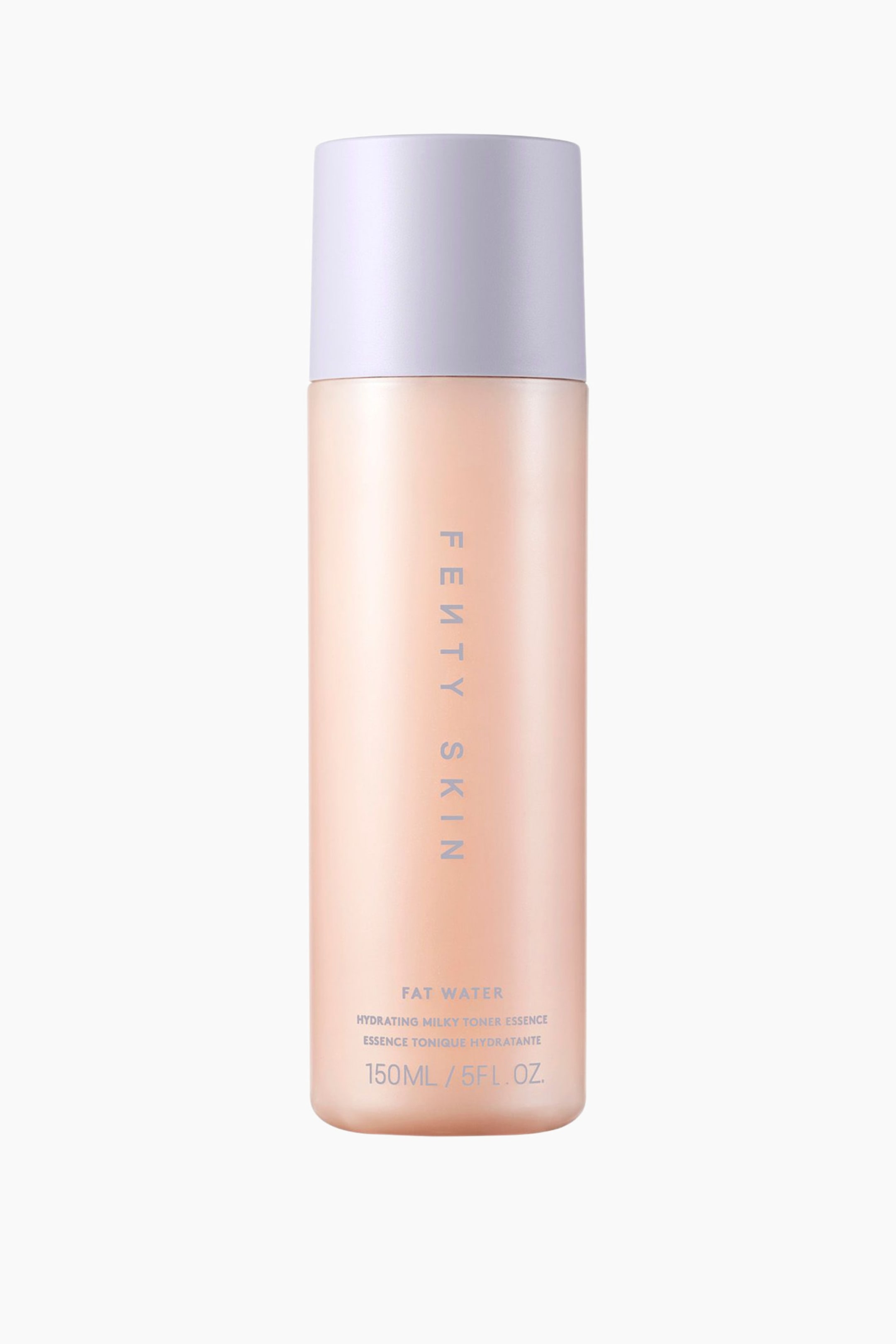 Visa större bild: En cylindrisk flaska med Fenty Skin Fat Water Hydrating Milky Toner Essence står upprätt i en frontvänd vy, med en frostad persikorosa kropp och ett matt lavendelfärgat lock. Flaskans framsida visar varumärket "FENTY SKIN" vertikalt samt produktinformation tryckt i en matchande lavendelfärgad font.