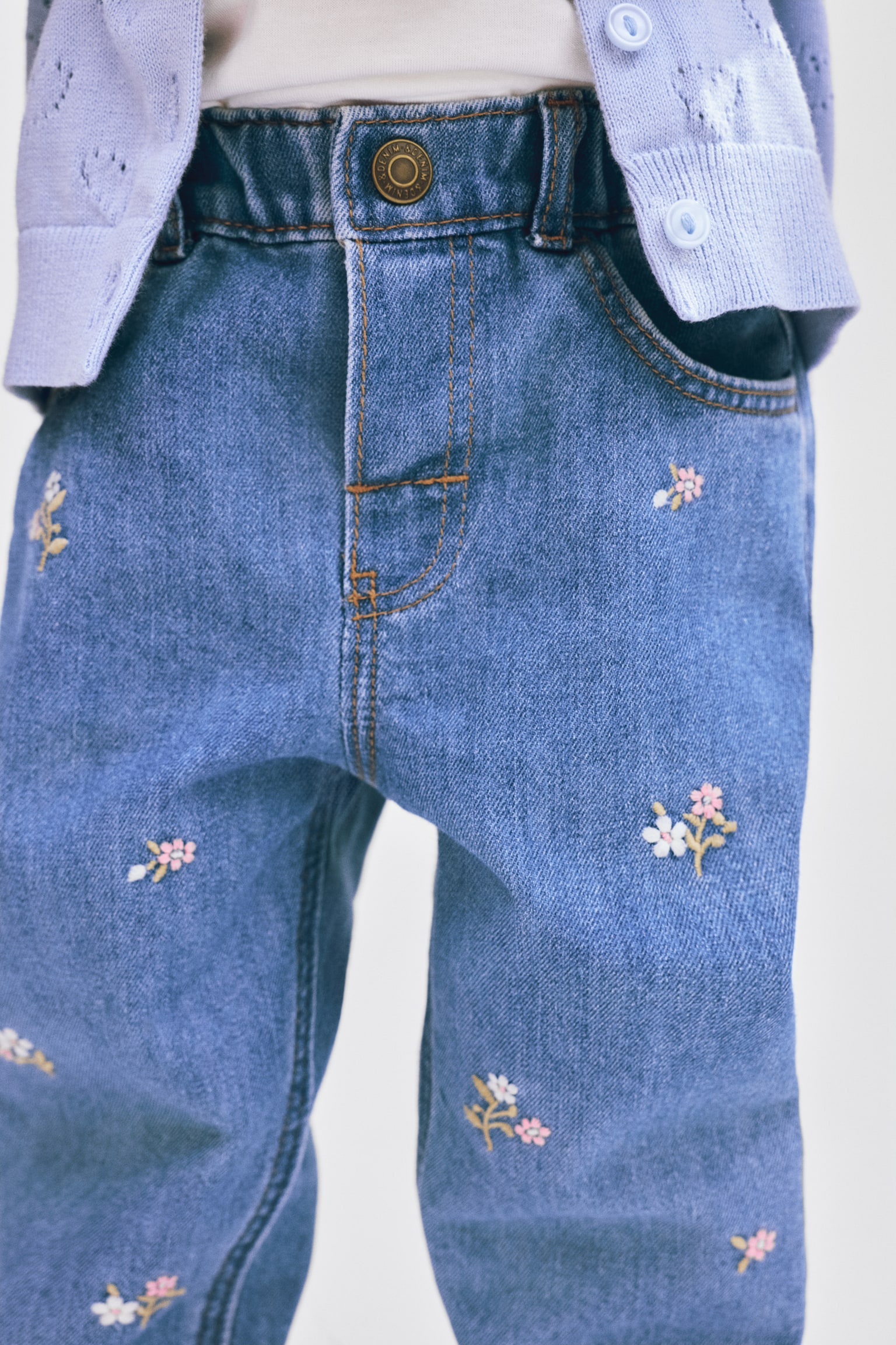 Jeans con detalles bordados - Azul denim/Flores - 6