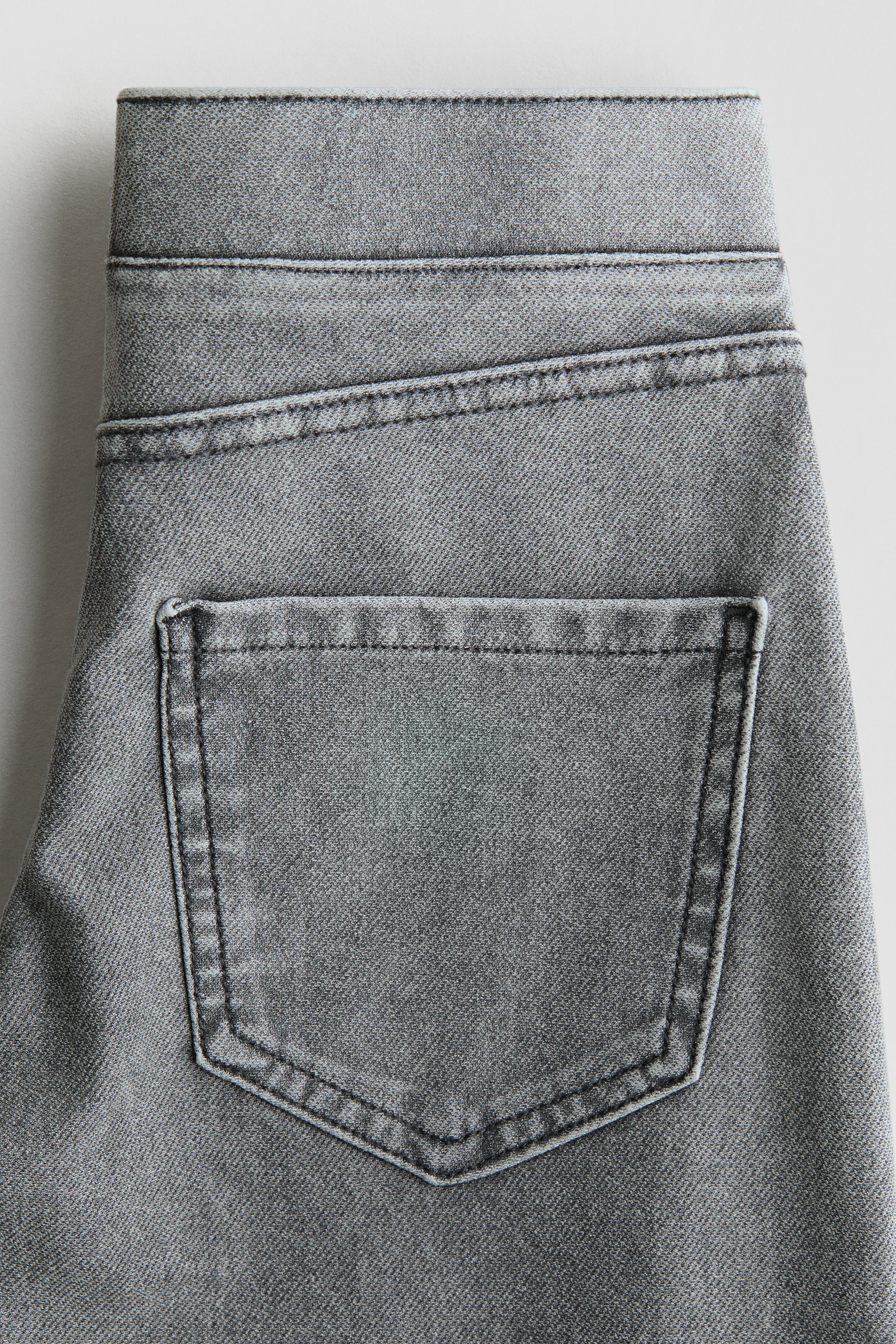 Ver imagen más grande: Pantalón efecto denim con tachuelas - Gris denim claro - NIÑOS | H&M ES 2