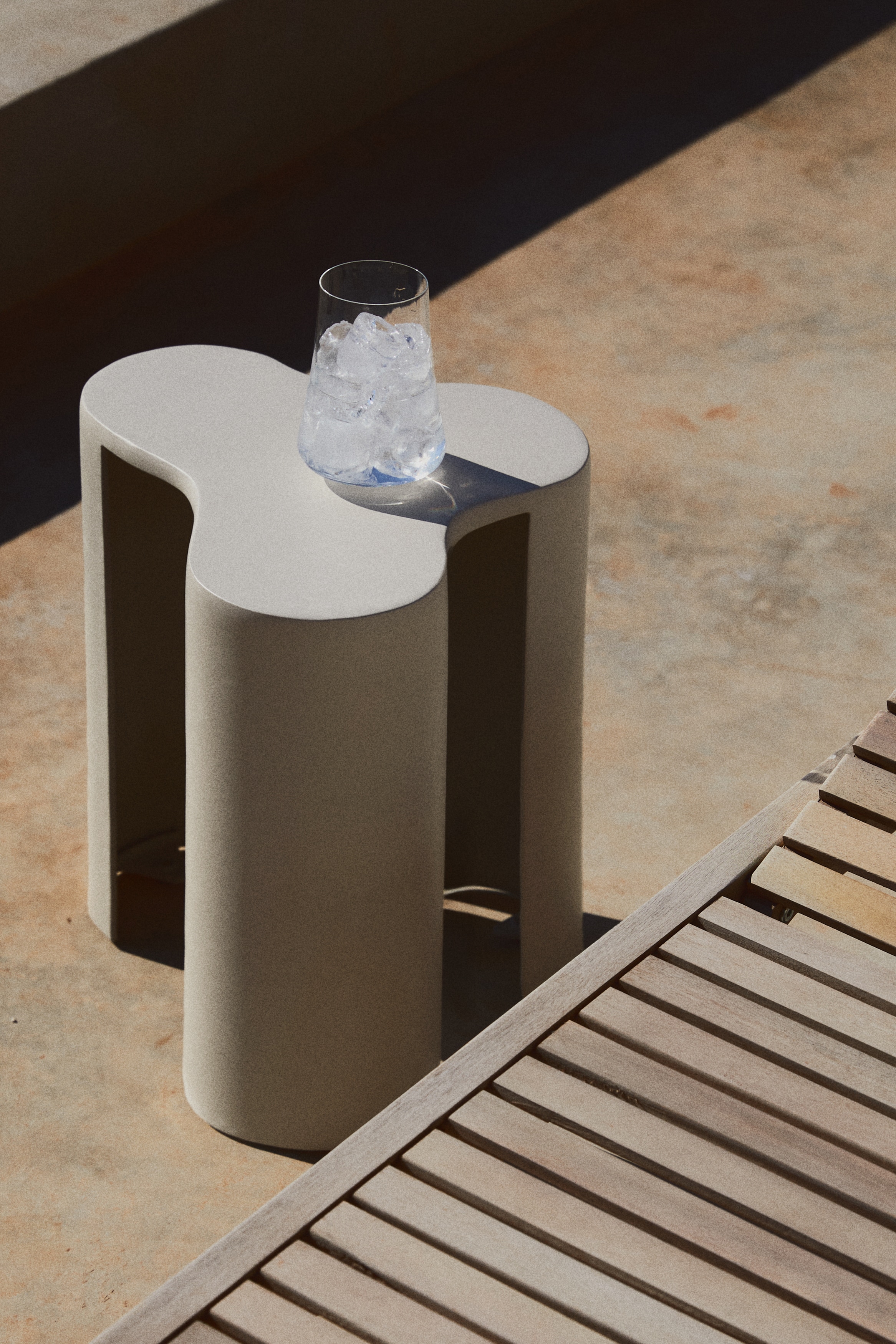 Metal side table - Light beige