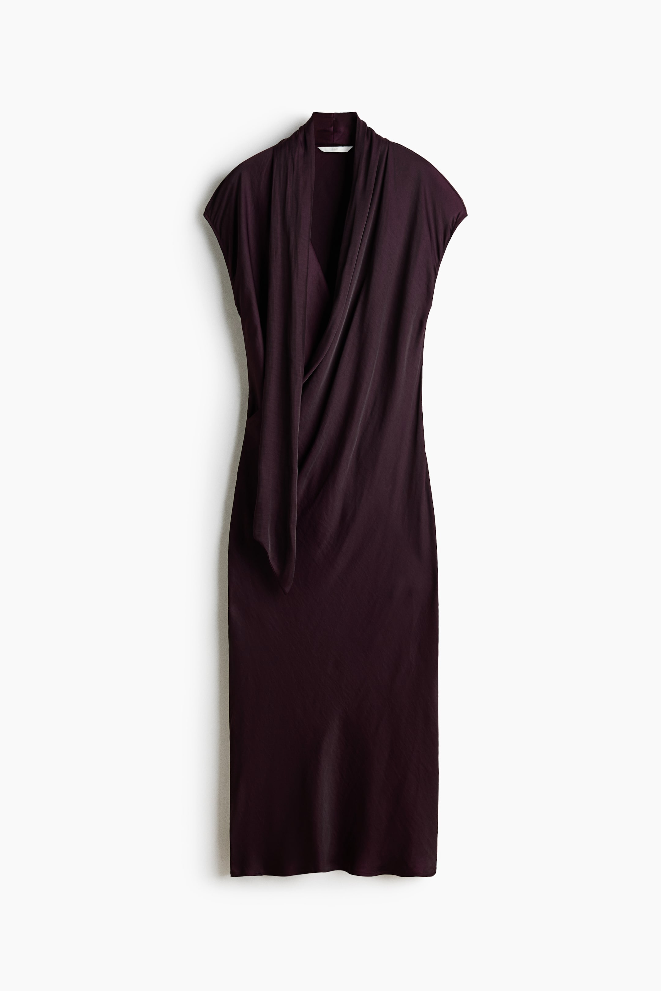 Voir une image plus grande: Une robe prune foncé est présentée de face, avec un col en V drapé et de courtes manches à capuchon. La robe épouse près du corps et tombe à une longueur midi.