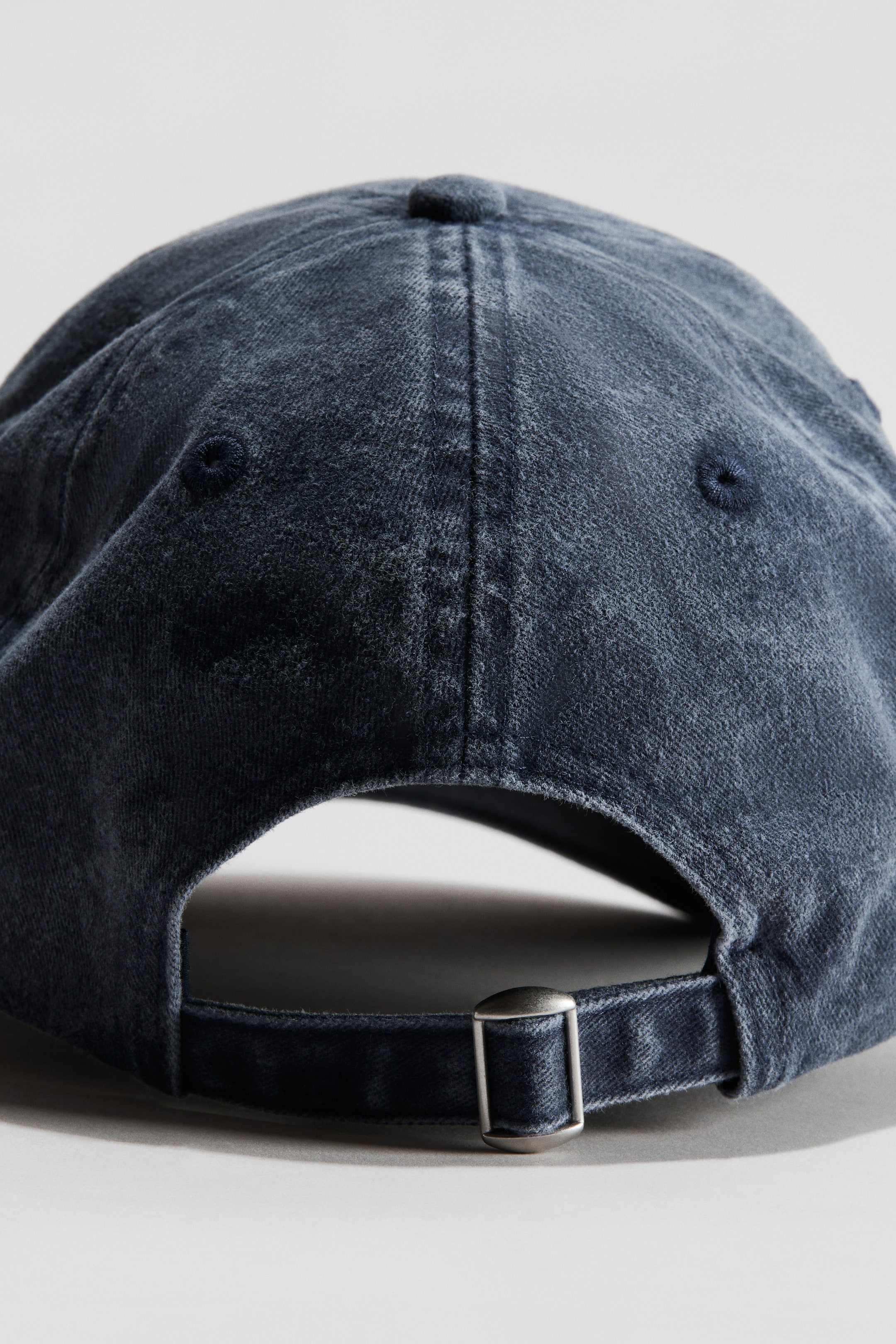 Casquette en sergé de coton avec motifs brodés