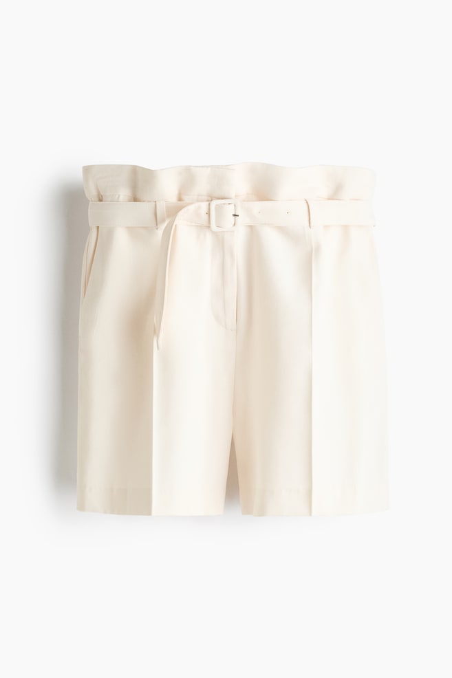 Shorts aus Viskosegemisch mit Gürtel - Cremefarben/Schwarz - 1