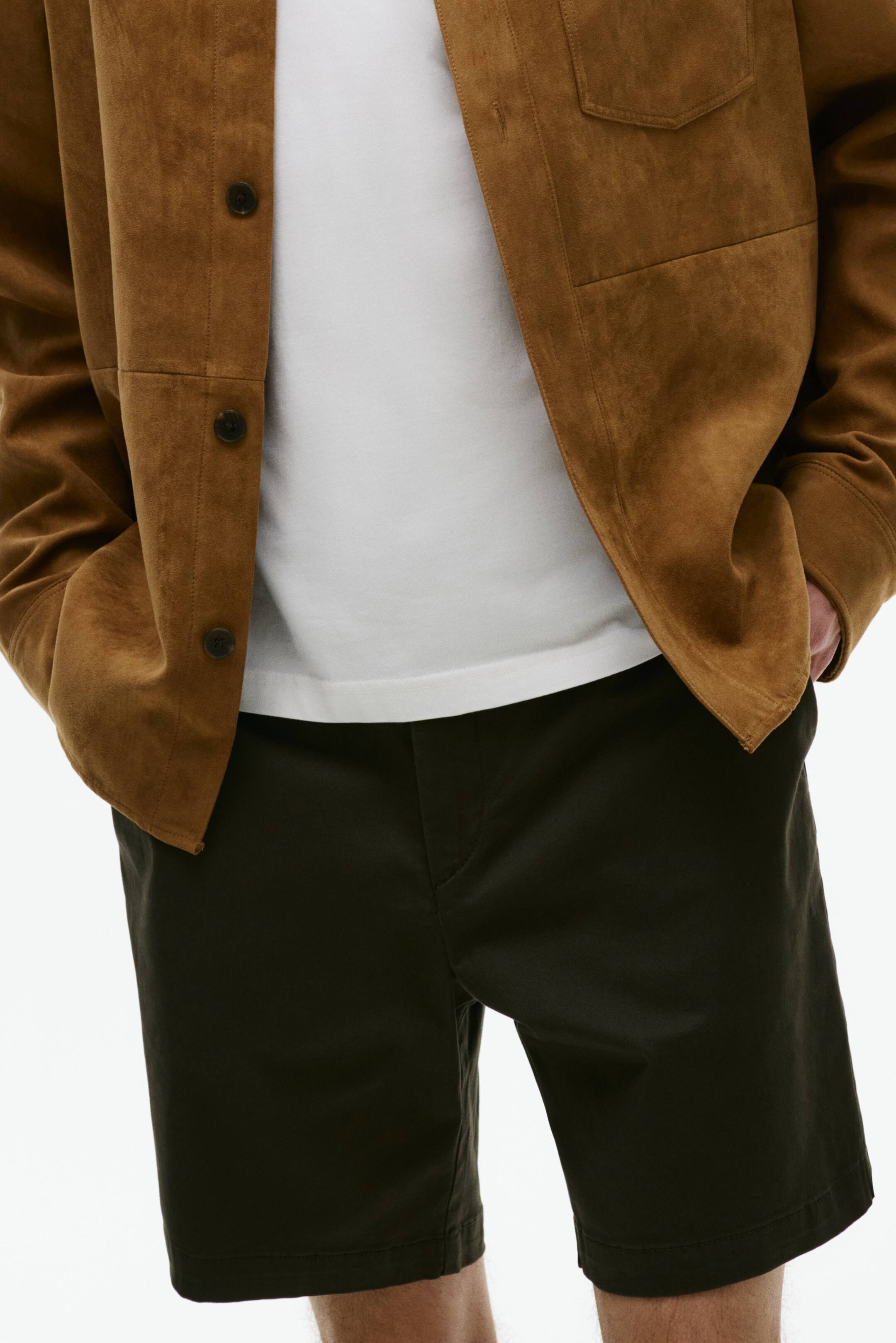 Xem ảnh lớn hơn: Quần short chino Regular Fit - Màu xanh kaki đậm | H&M VN 2