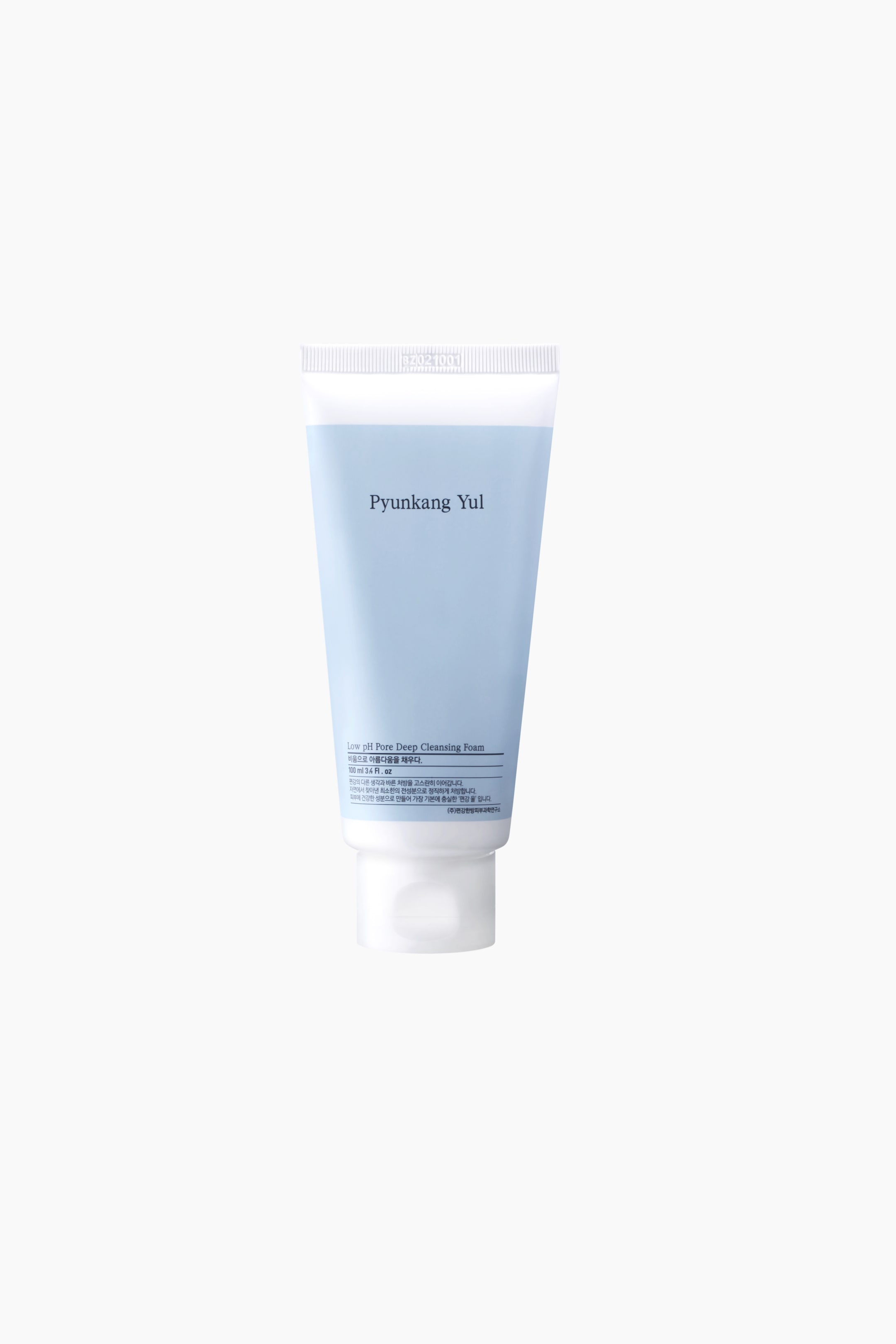 Se større billede: En Pyunkang Yul Low pH Pore Deep Cleansing Foam-tube står oprejst og vender fremad. Den lyseblå tube har en hvid krimpet top og en hvid skruehætte, og mærket samt produktnavnet er trykt med mørk skrift på forsiden.