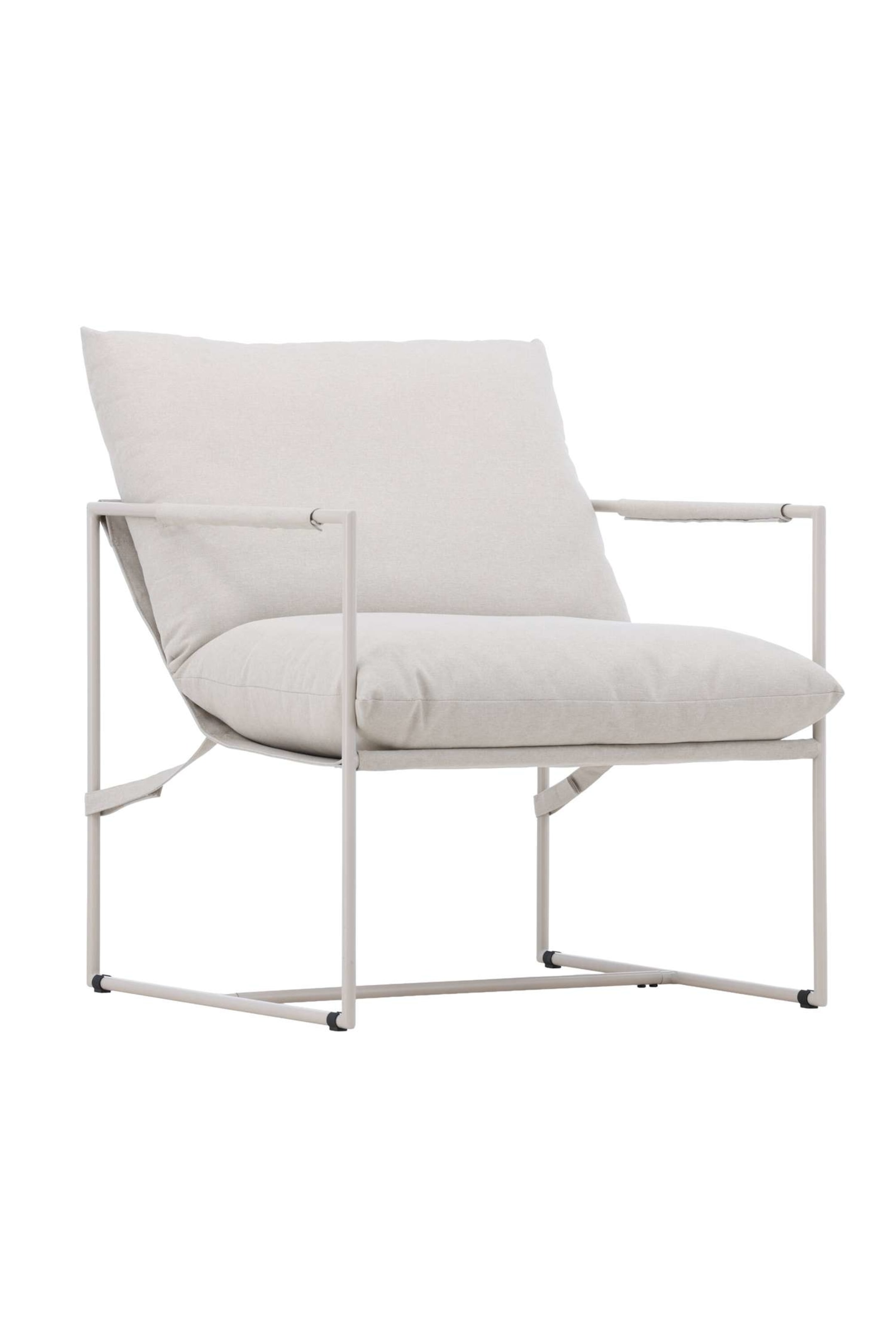 Größeres Bild anzeigen: Ein Sessel ist leicht nach rechts geneigt und verfügt über einen hell getönten, röhrenförmigen Metallrahmen sowie zwei große, hellbeige Stoffkissen für Sitz und Rückenlehne. Die Kissen ruhen innerhalb des Rahmens, gestützt von sichtbaren Stoffschlingen, während die Armlehnen mit passendem Stoff umwickelt sind, der durch Schlaufen gesichert ist, und kleine schwarze Kappen den Rahmenfuß abdecken.
