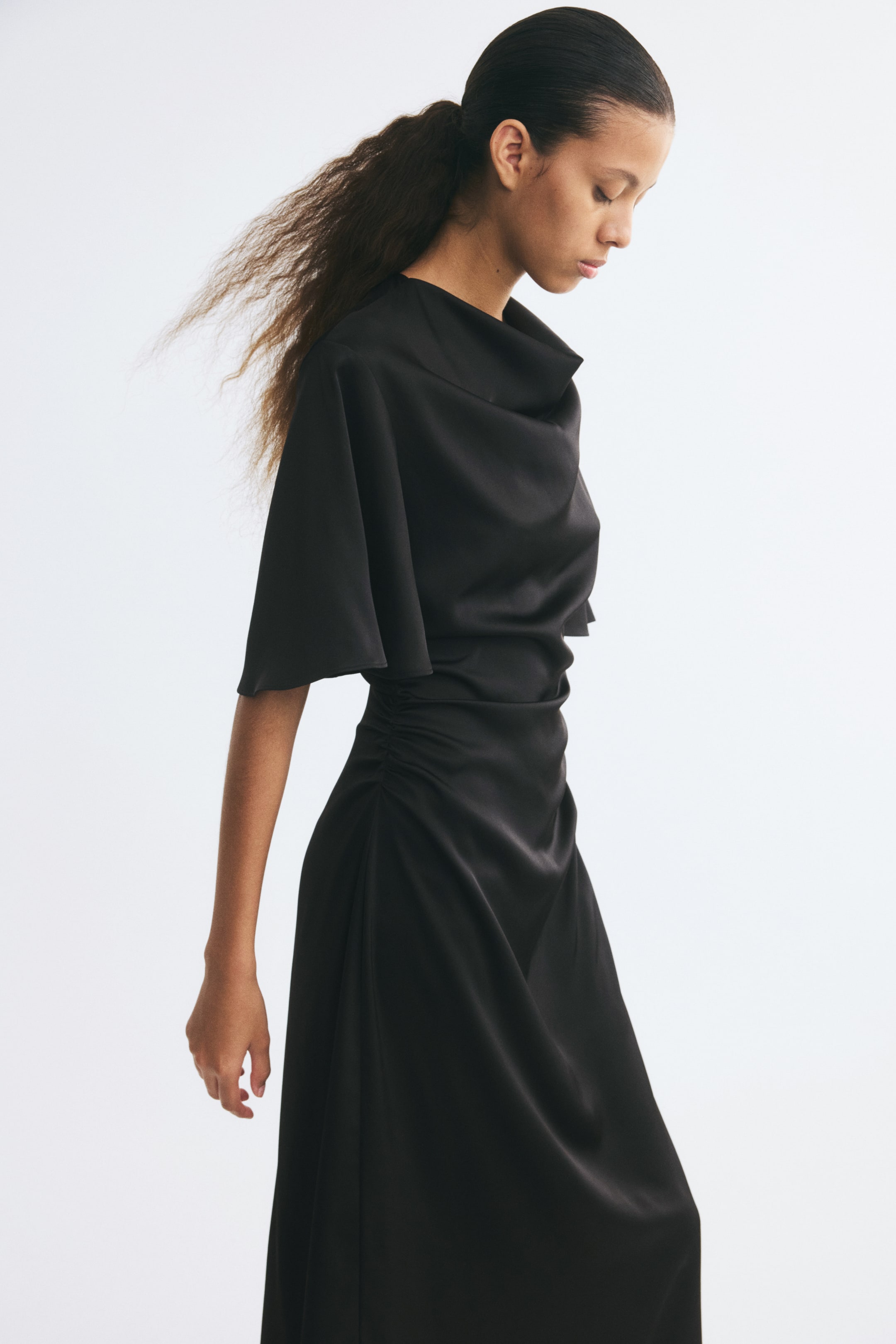Grotere afbeelding bekijken: Gedrapeerde satijnen jurk - Zwart - DAMES | H&M BE 1