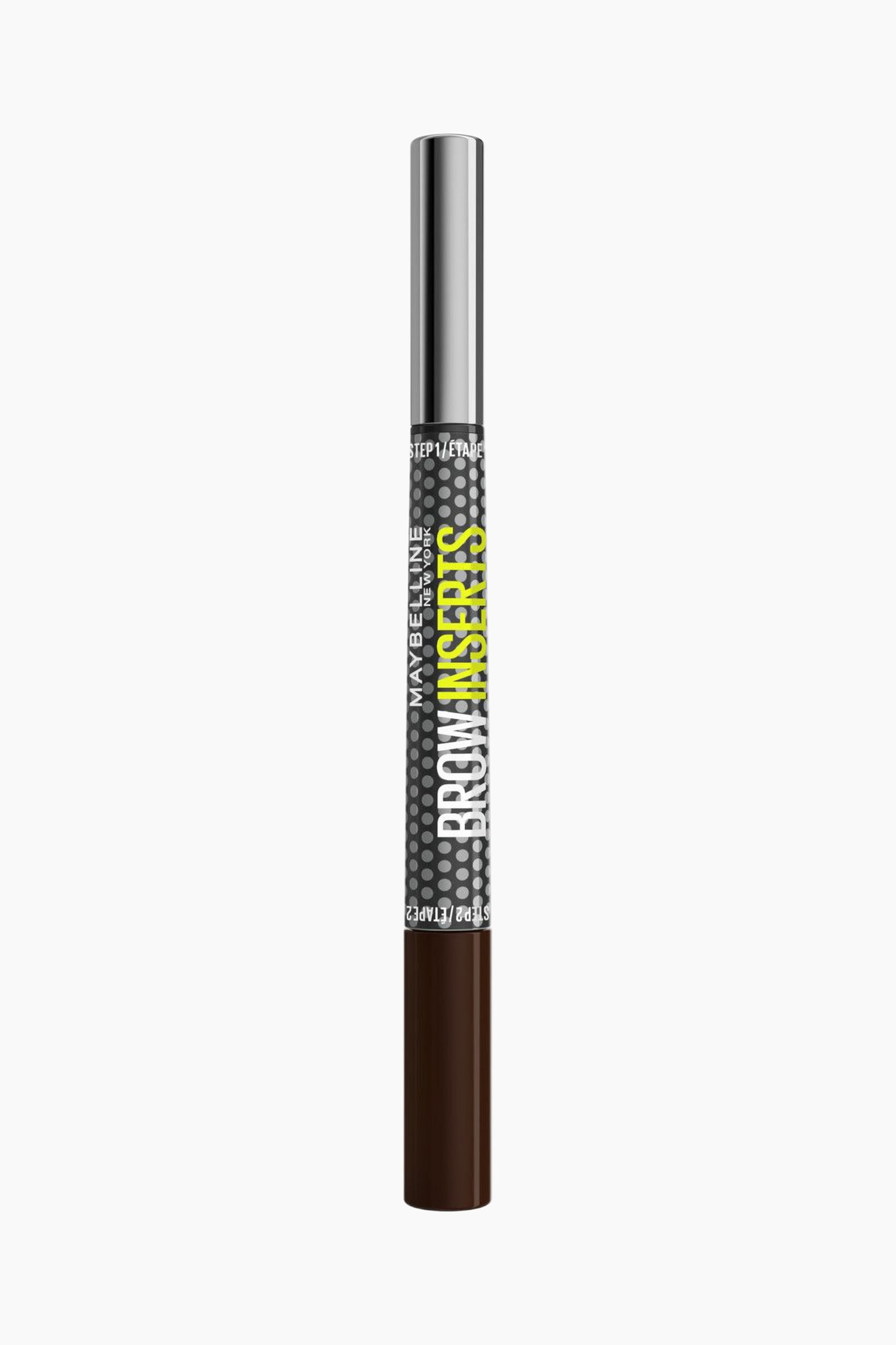 Größeres Bild ansehen: Ein Maybelline Brow Insert-Produkt steht aufrecht und zeigt nach vorne. Es verfügt über eine silberne Kappe, einen Mittelteil mit schwarz-grauem Punktmuster und leuchtend gelbgrüner Aufschrift „BROW INSERT“ sowie einen dunkelbraunen Sockel.