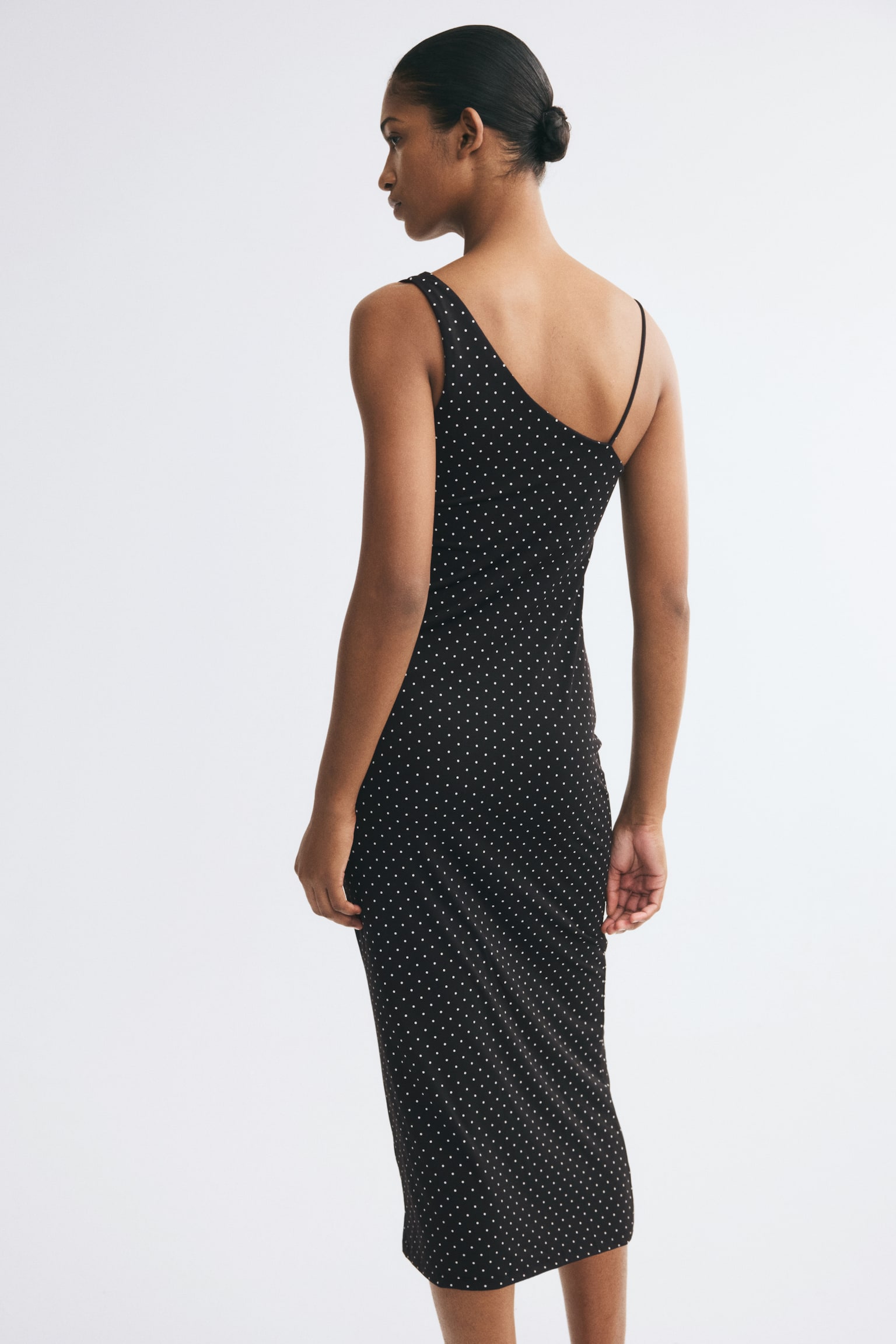 Женское платье H&M Draped Asymmetric, цвет: Чёрный / В горошек — фото 4