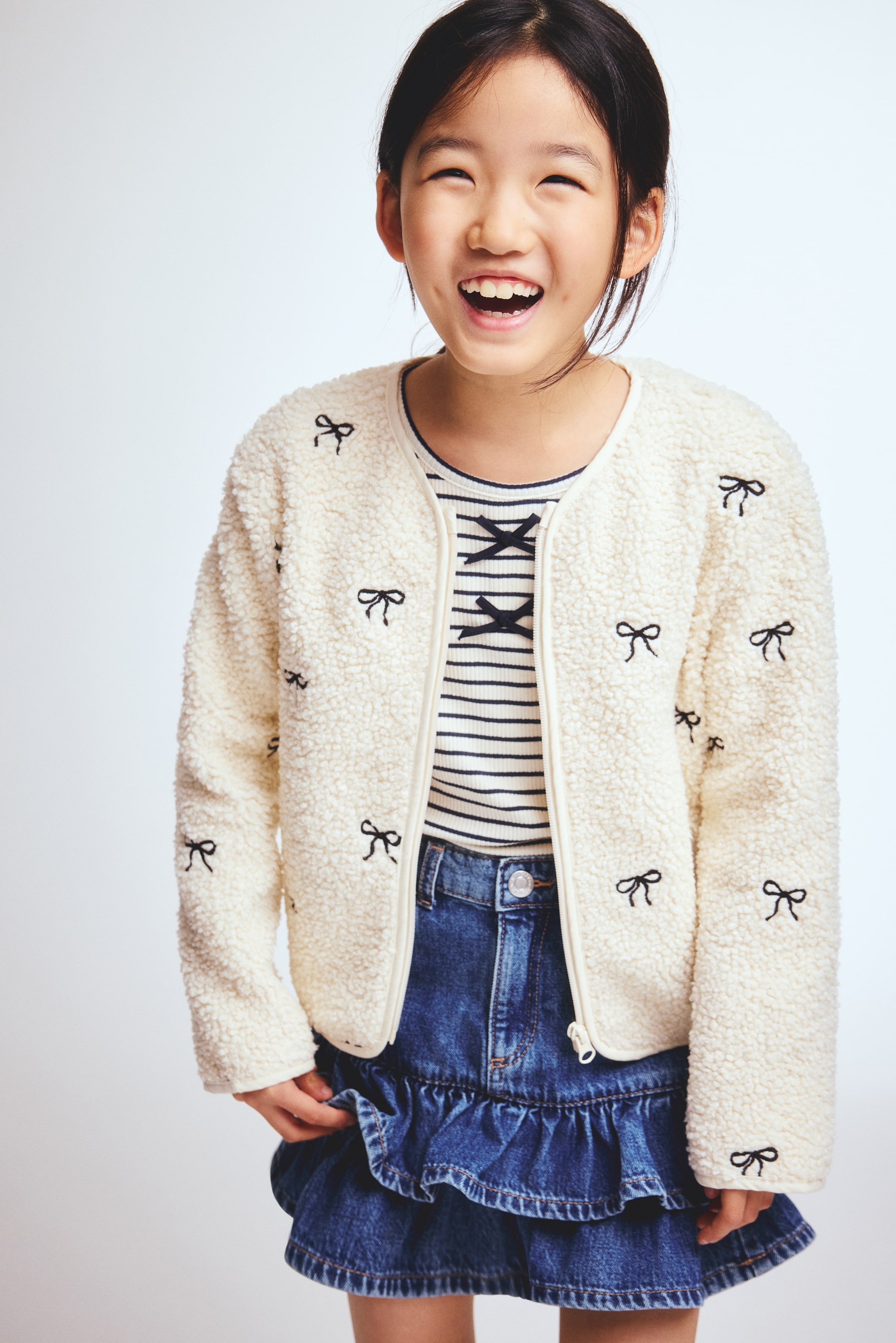 Ampliar la imagen: Cárdigan con zíper en tejido peluche - Crema/Moños - Kids | H&M MX 2