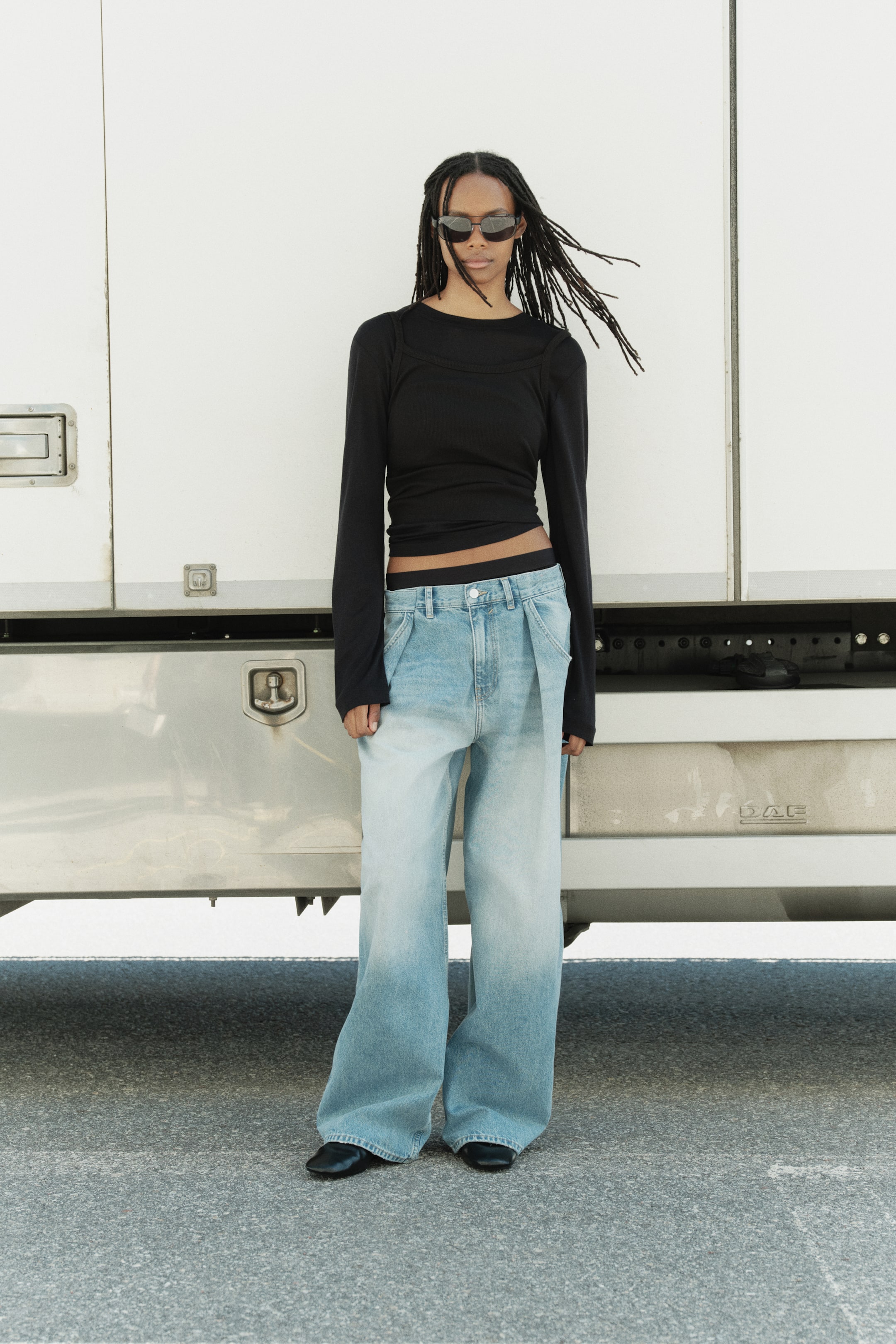 Barrel-Leg High-Waist Jeans