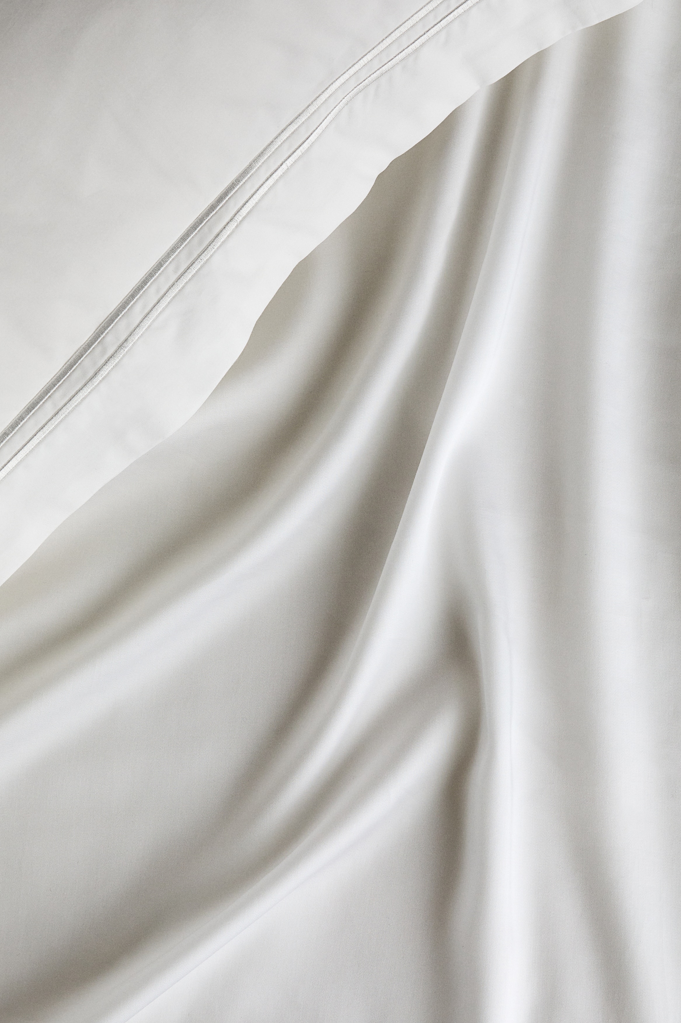 Satin fitted sheet - White/Taupe