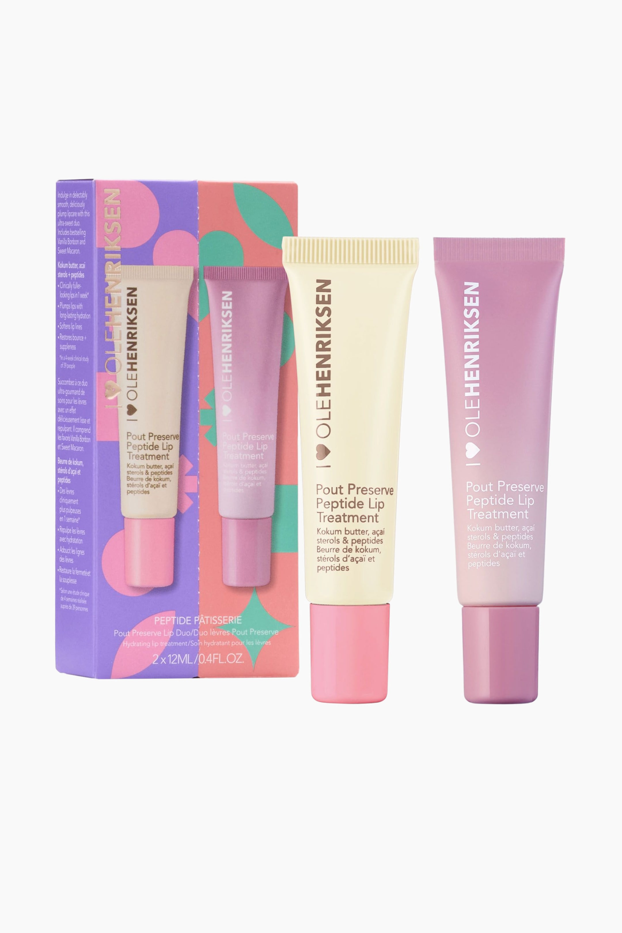 Visa större bild: OLEHENRIKSEN Pout Preserve Lip Duo-setet visas upp och innehåller fyra läppbehandlingstuber. Två tuber är delvis synliga i en låda med lila, rosa och grönt mönster, medan två identiska tuber står upprätt till höger. Alla tuber är vända framåt och tydligt märkta med ”Pout Preserve Peptide Lip Treatment”, där den ena i ljus beige har ett rosa lock och den andra i ljuslila har ett mörkare lila lock.