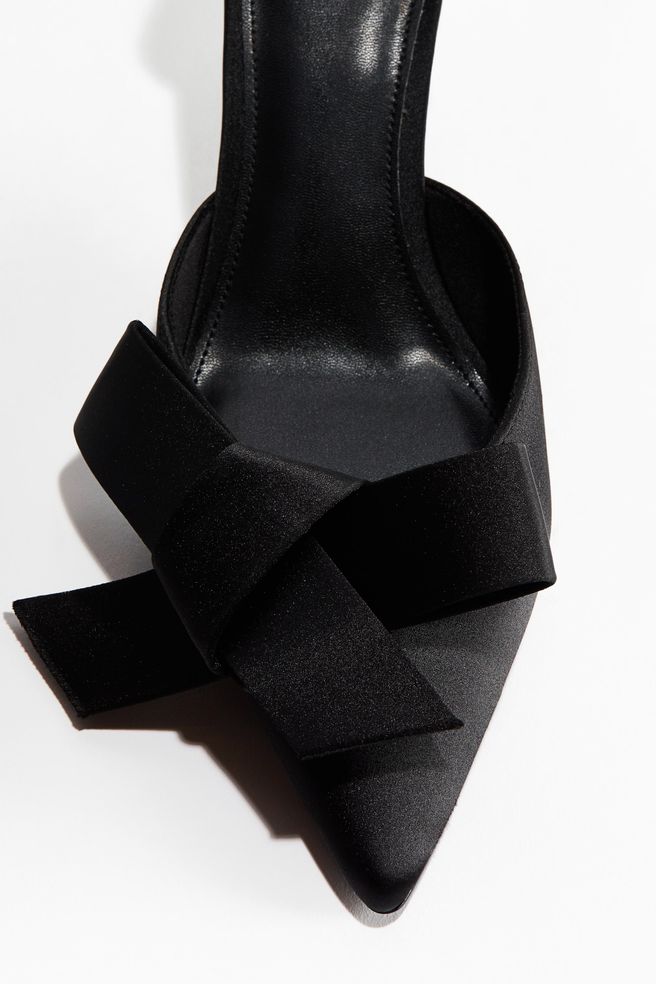 Visualizza immagine più grande: Bow-detail satin court shoes - Nero - DONNA | H&M IT 4