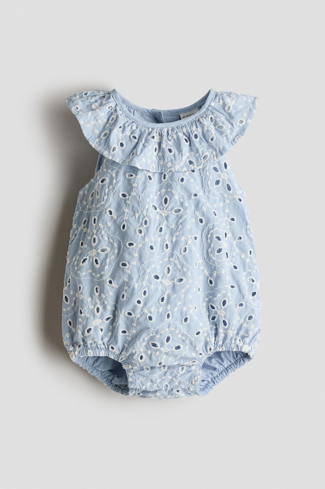 Strampelanzug mit Broderie Anglaise - Hellblau/Hellbeige/Geblümt - 1